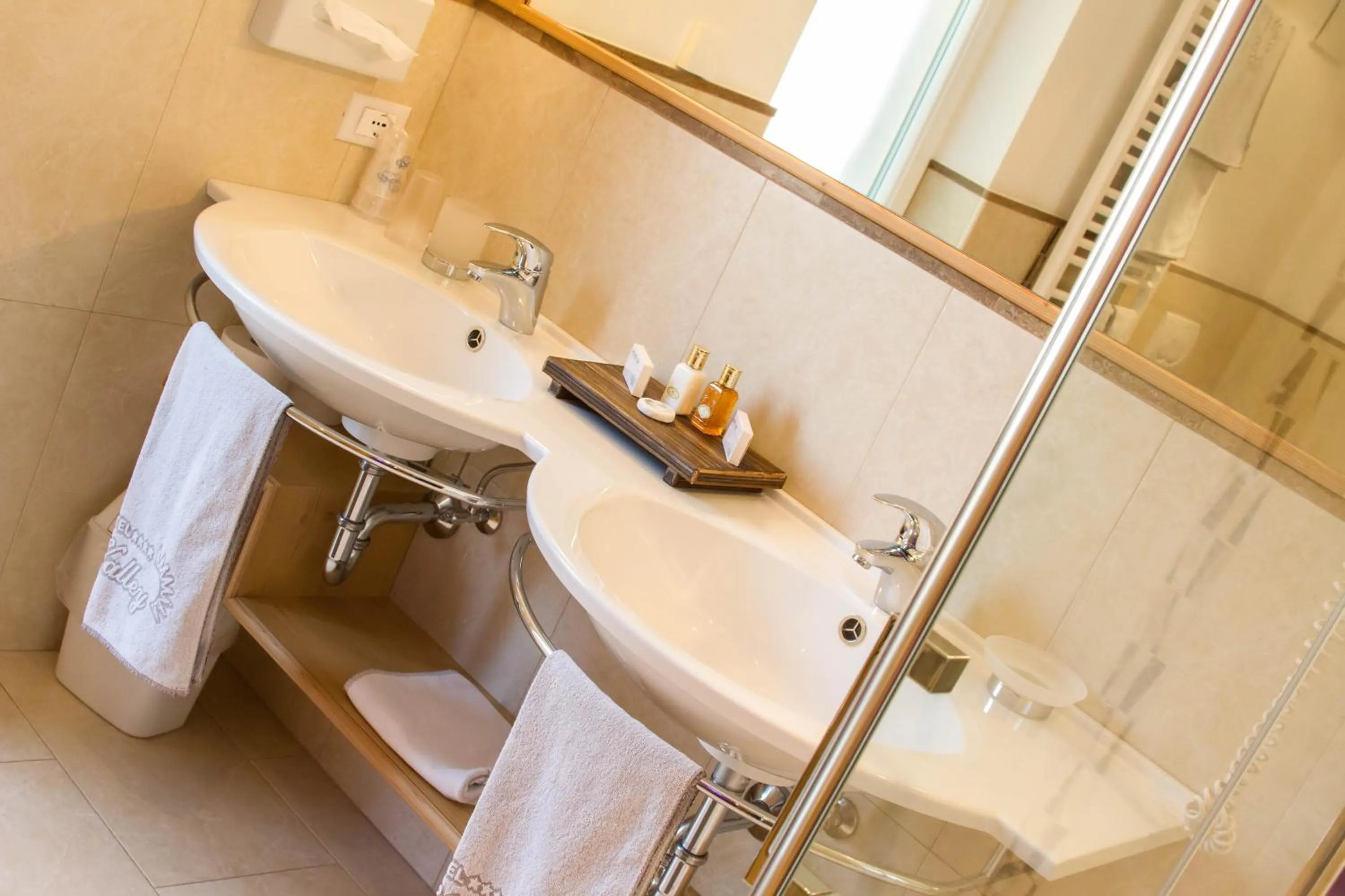 Shower in Hotel Sun Valley