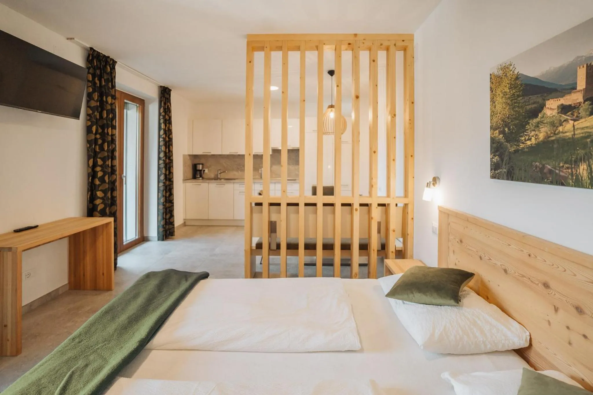 Photo of the whole room, Bed in Residence Karpoforus