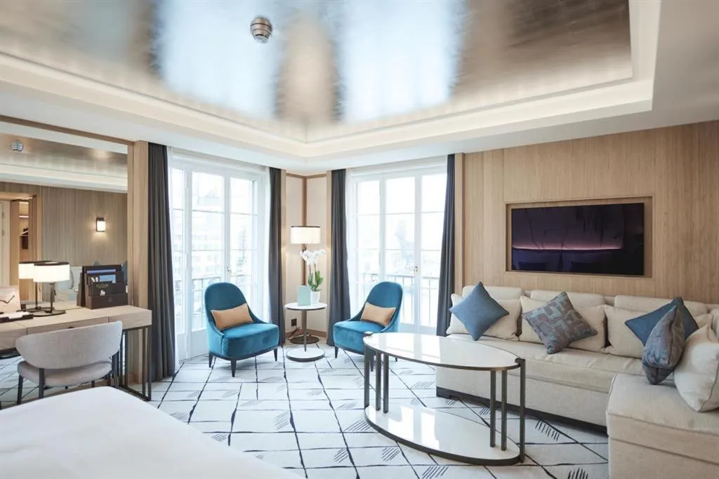 Seating area, Bed in Storchen Zürich - Lifestyle Boutique Hotel