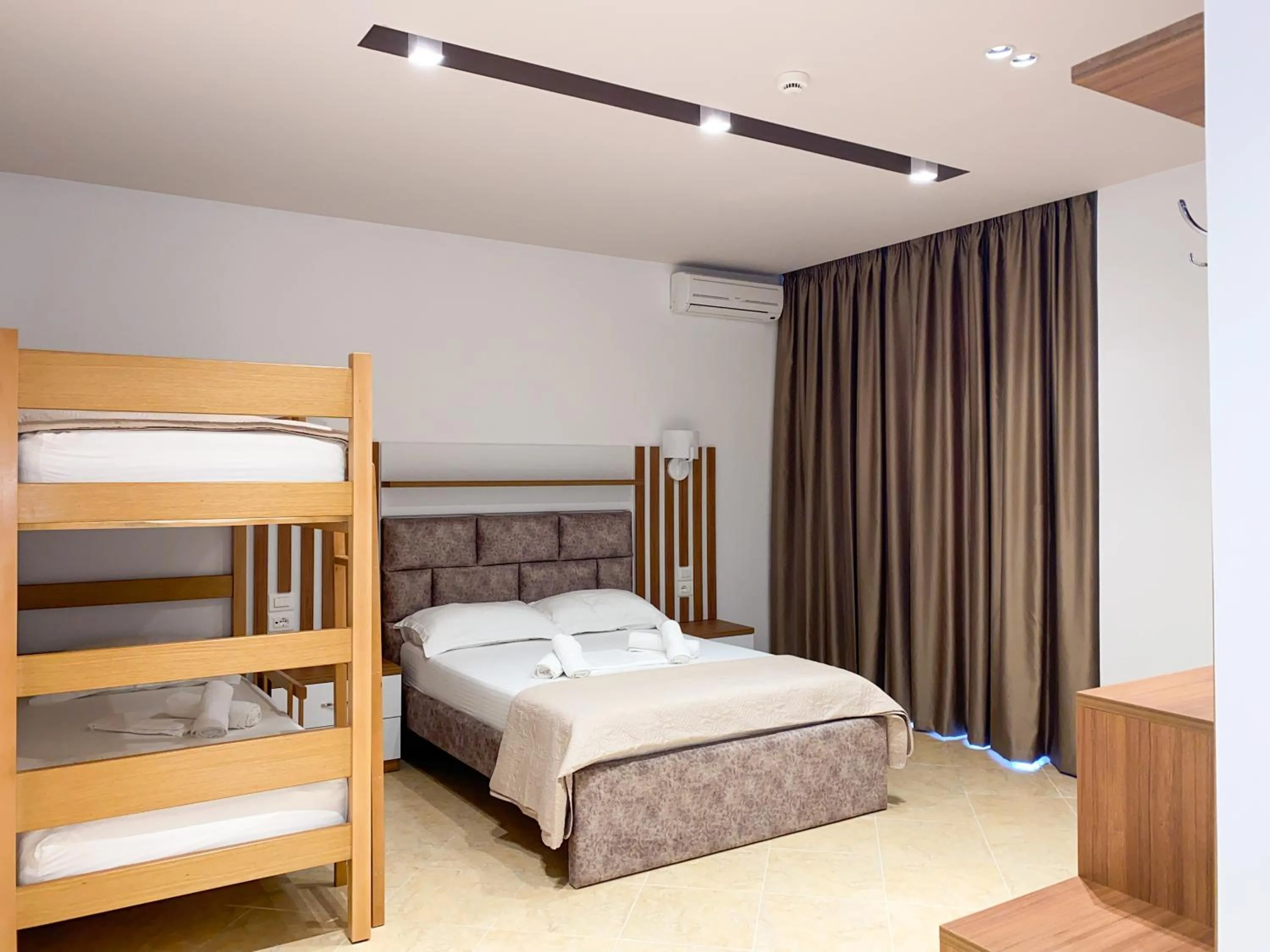 Quadruple Room with Sea View in Hotel Meta Ksamil