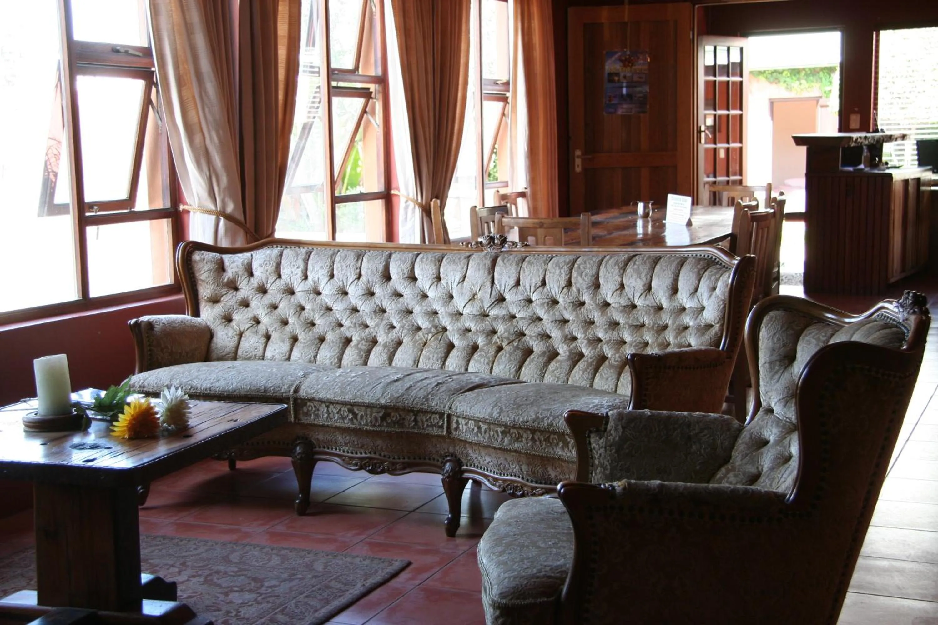 Communal lounge/ TV room in Dunedin Star Guesthouse