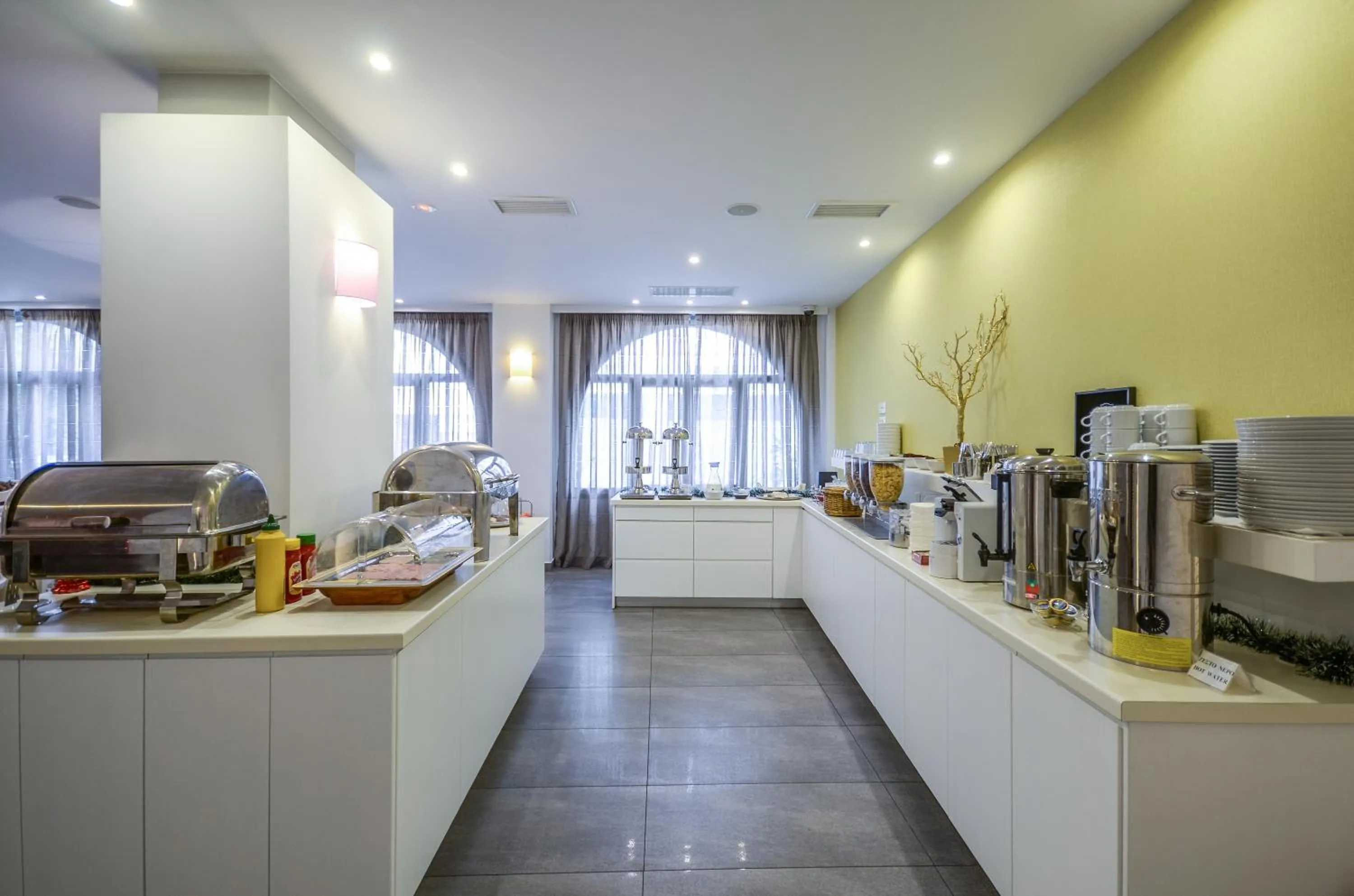 Restaurant/places to eat in Xenia Hotel