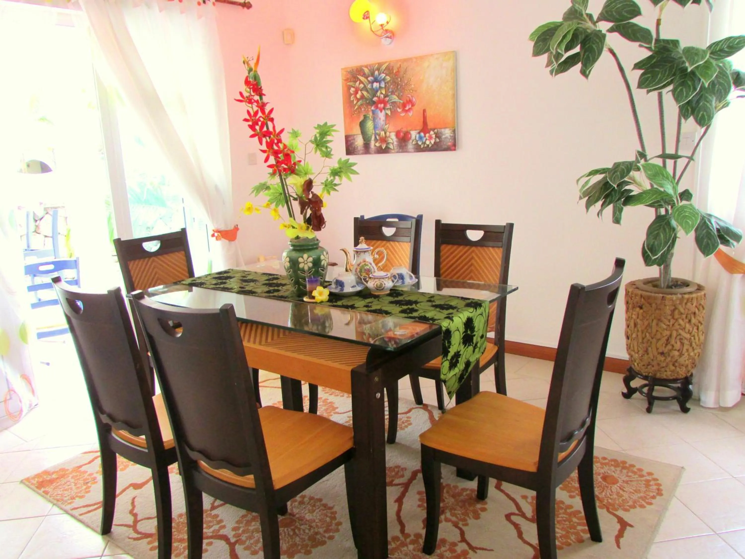 Dining area in Golden Rod villa