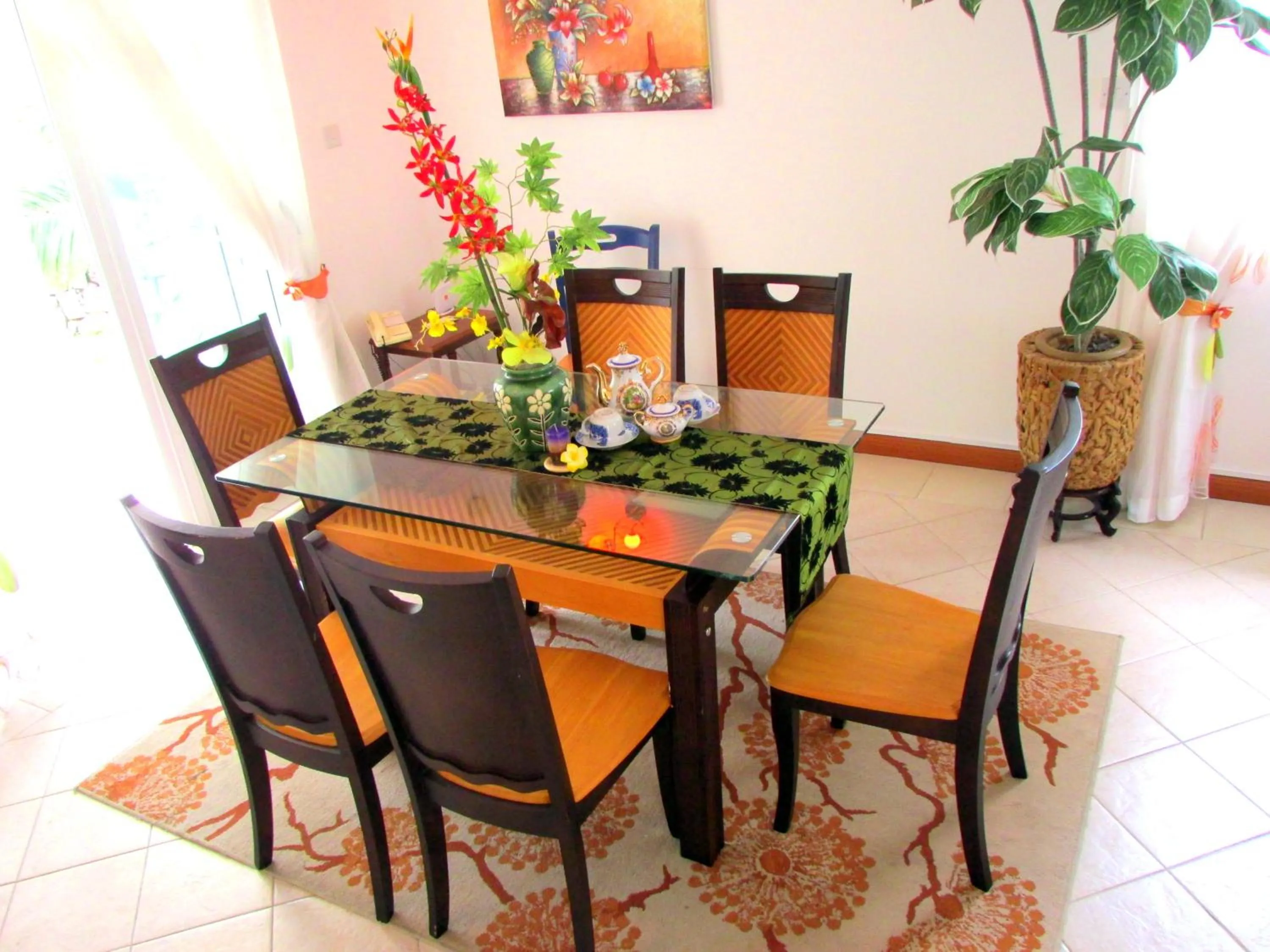 Dining area in Golden Rod villa