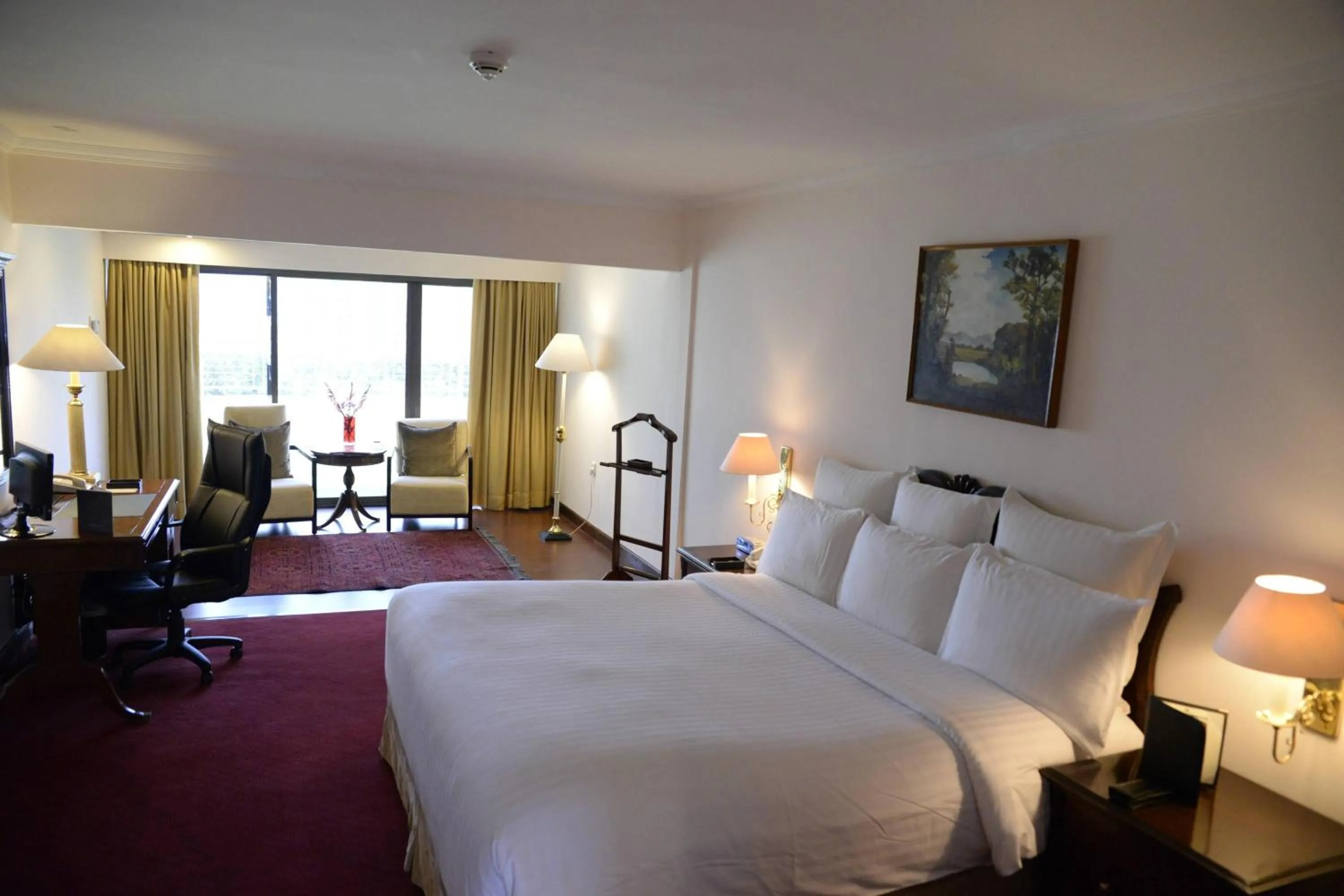 Photo of the whole room, Bed in Karachi Marriott Hotel