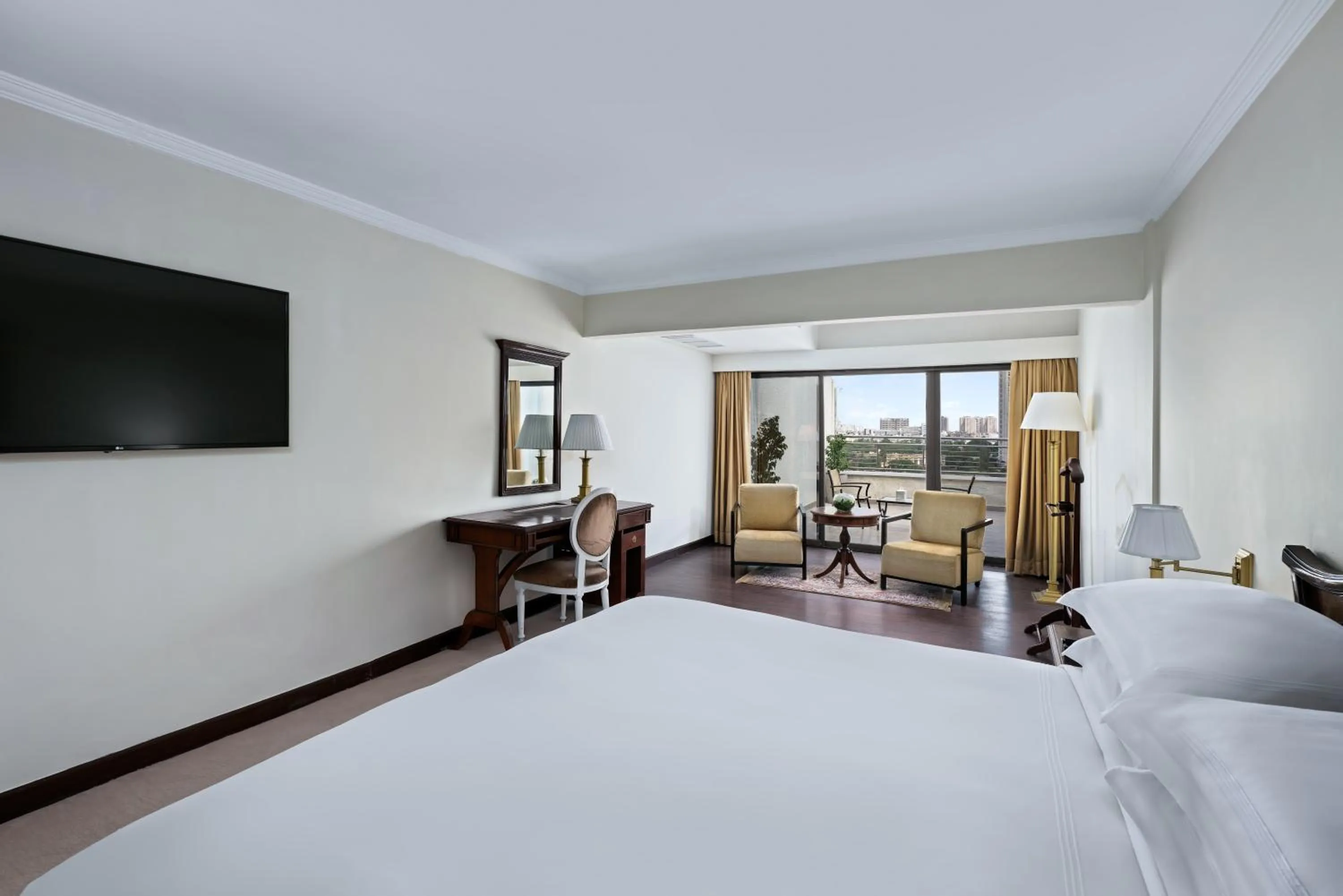 Bed in Karachi Marriott Hotel