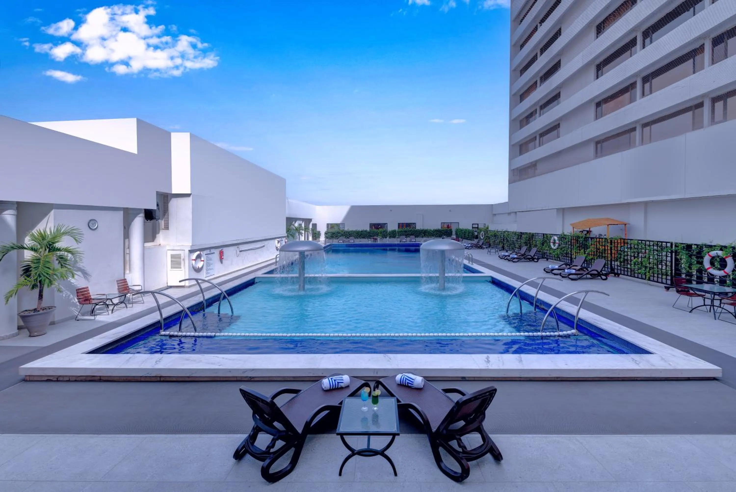 Swimming pool in Karachi Marriott Hotel