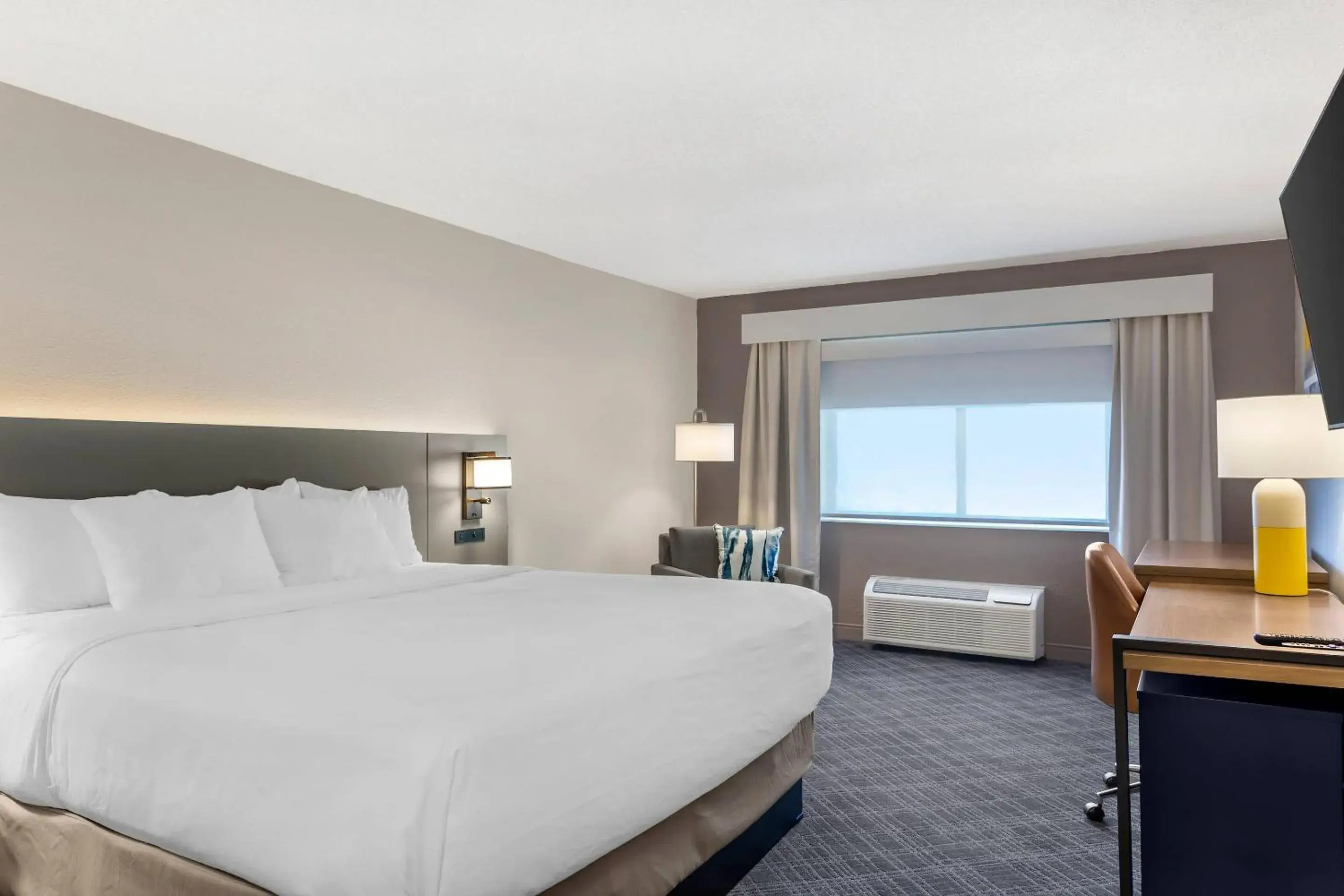 Bedroom, Bed in Comfort Inn Huntington near University area Bedroom, Bed in Comfort Inn Huntington near University area