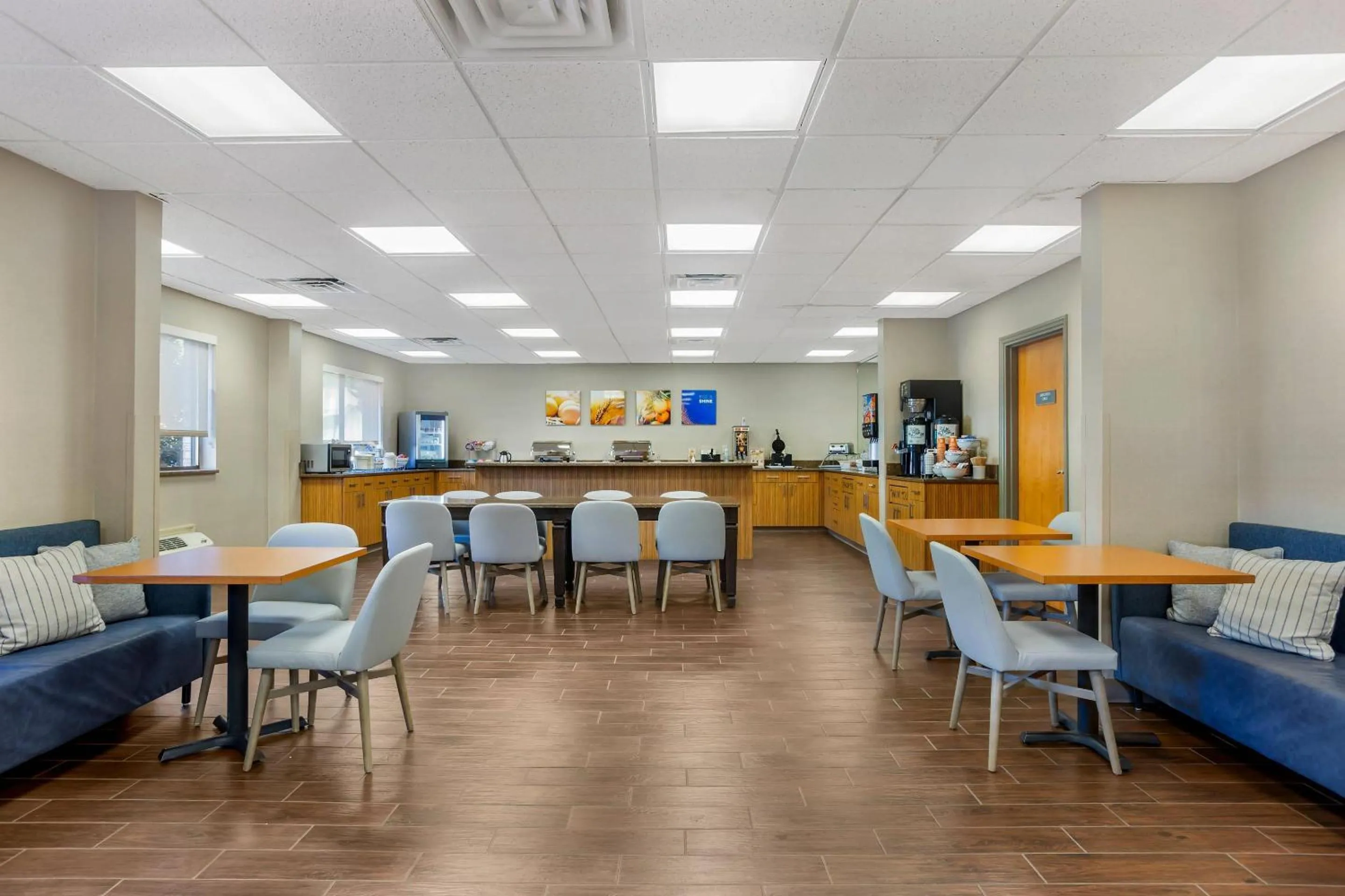 Breakfast in Comfort Inn Huntington near University area