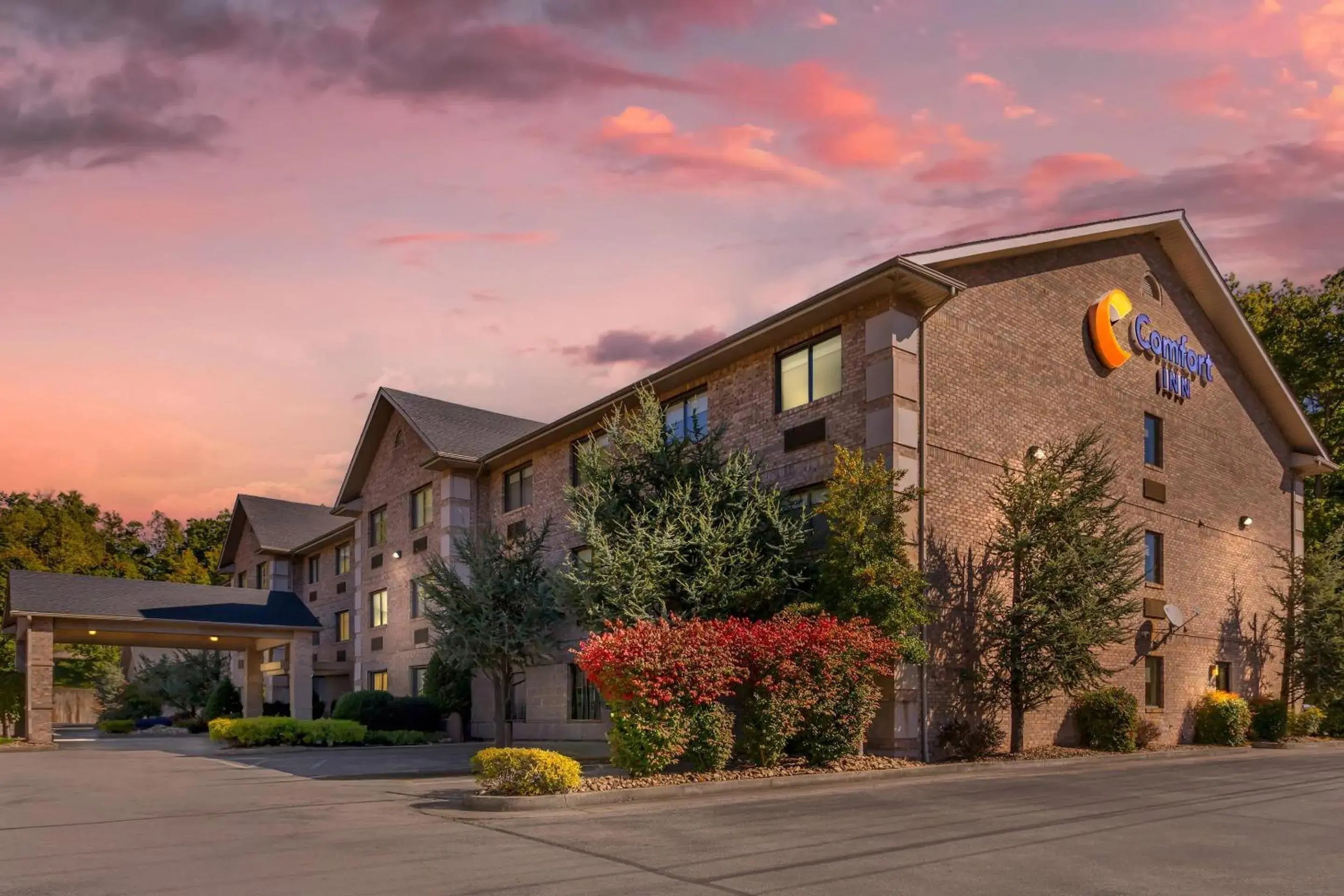 Property building in Comfort Inn Huntington near University area Property building in Comfort Inn Huntington near University area