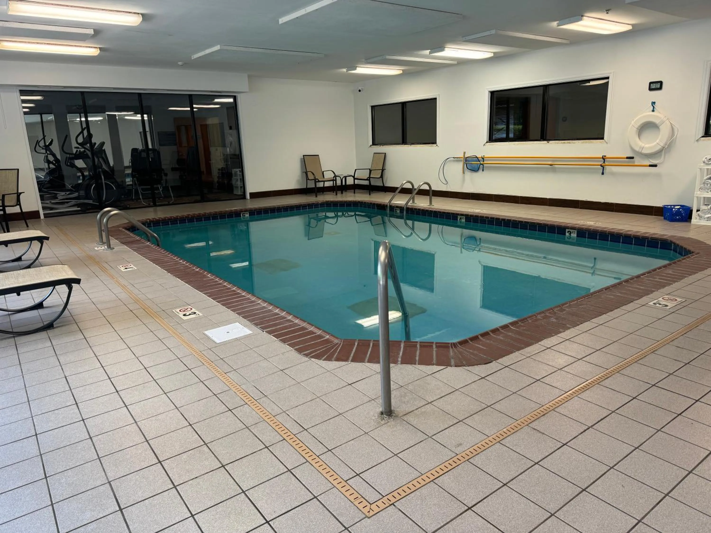 Swimming pool in Comfort Inn Huntington near University area