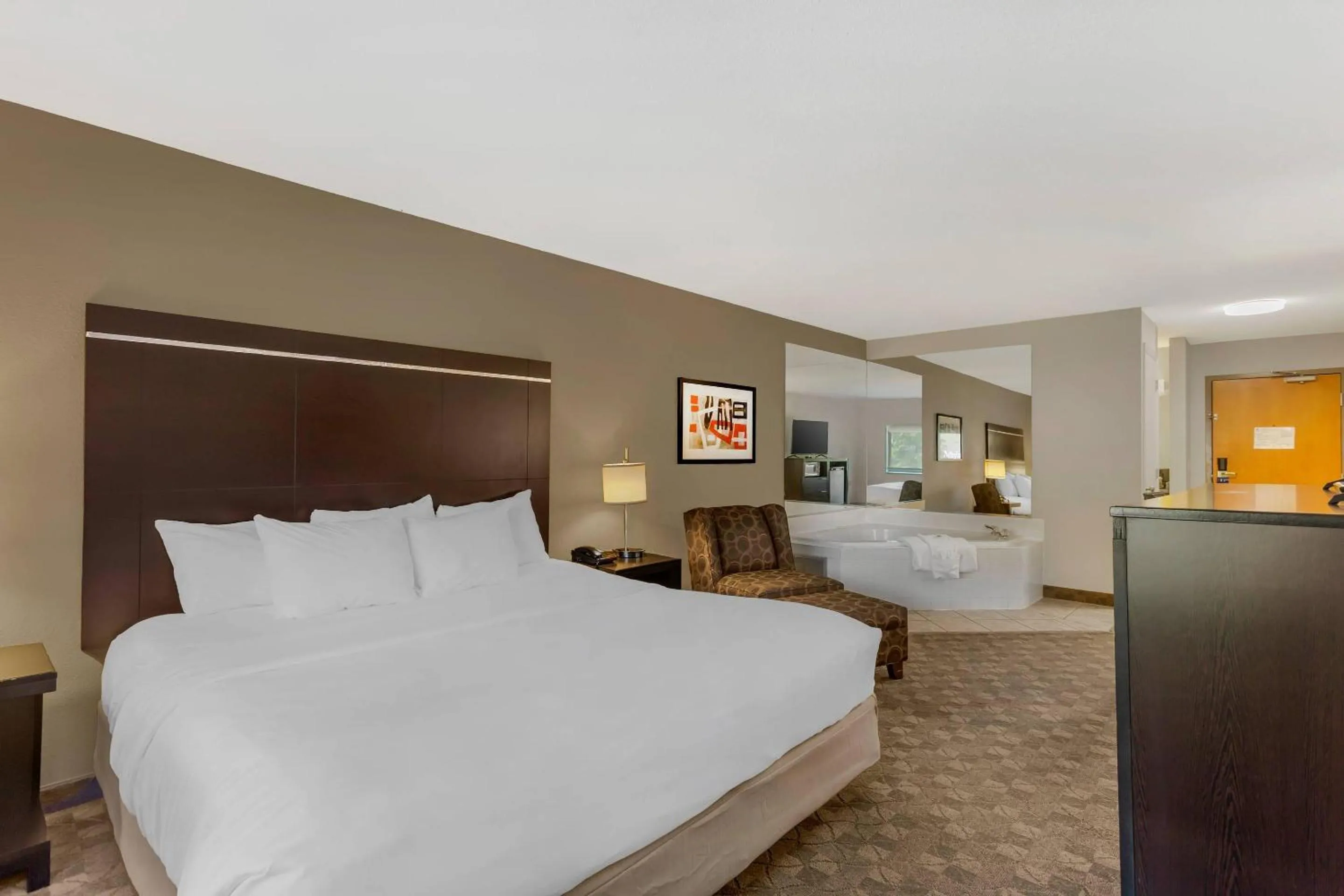 Bedroom, Bed in Comfort Inn Huntington near University area