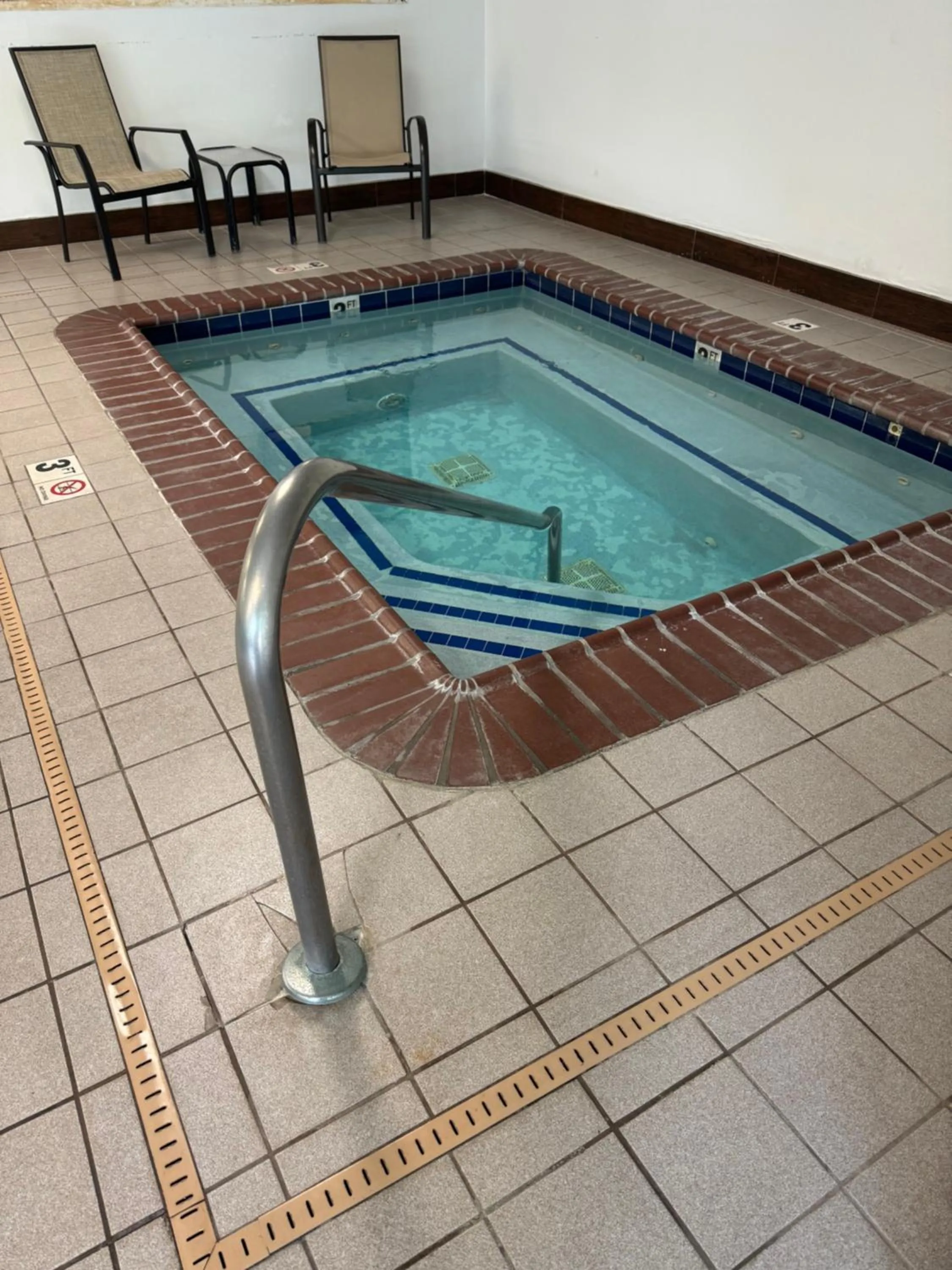 Hot Tub in Comfort Inn Huntington near University area