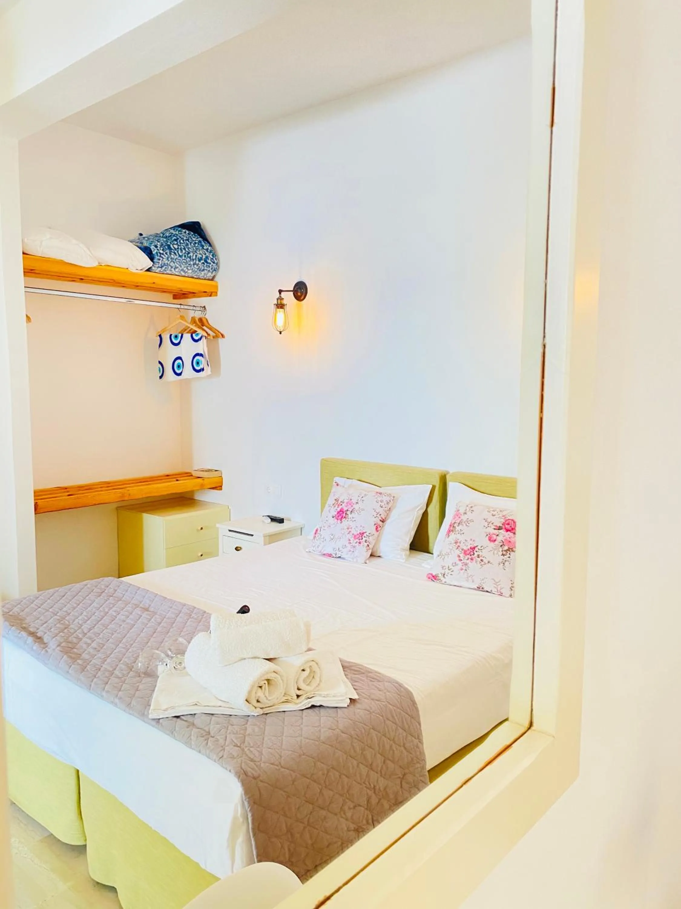 Photo of the whole room, Bed in Gerani Studios