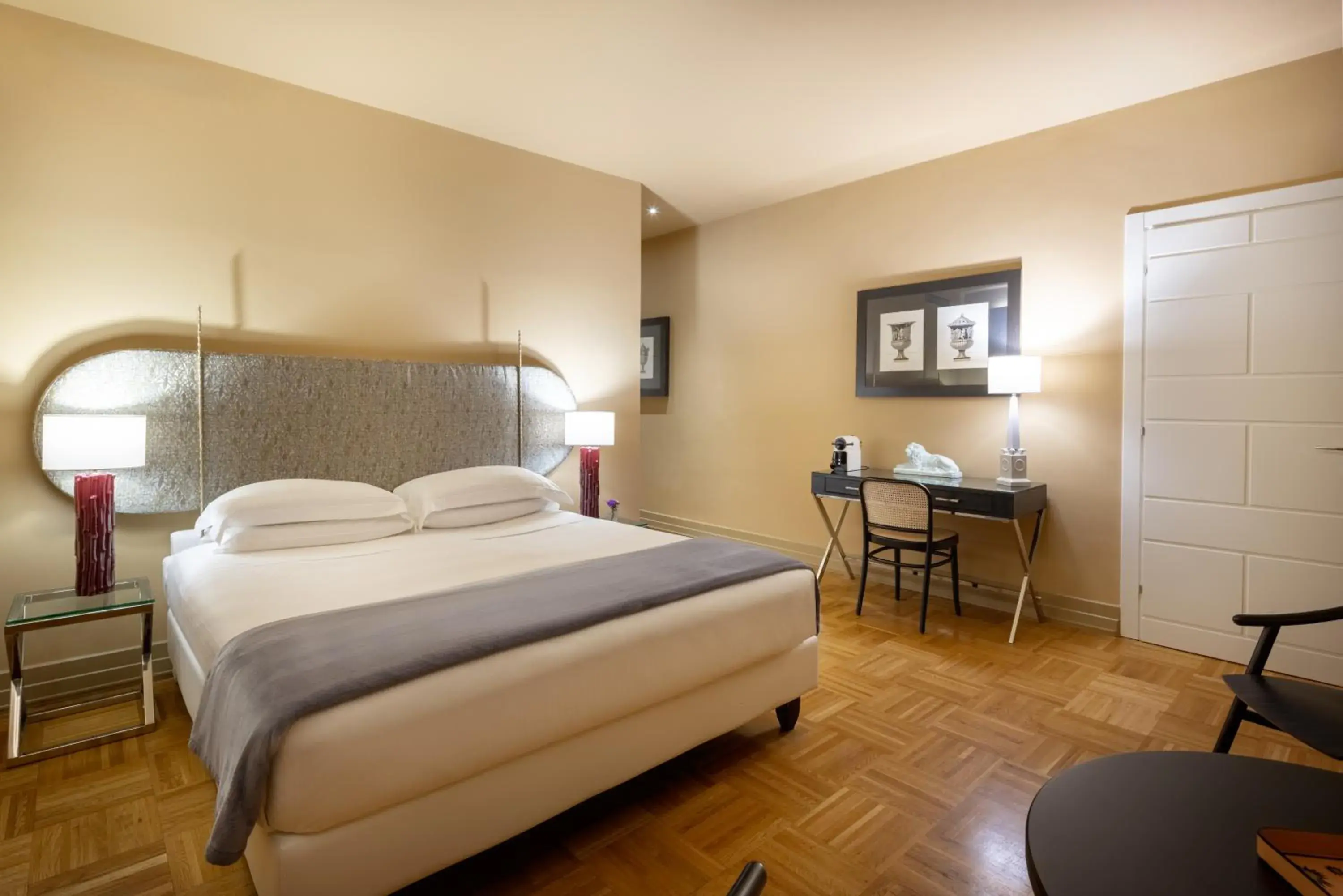 Deluxe Double Room in Hotel Number Nine Deluxe Double Room in Hotel Number Nine