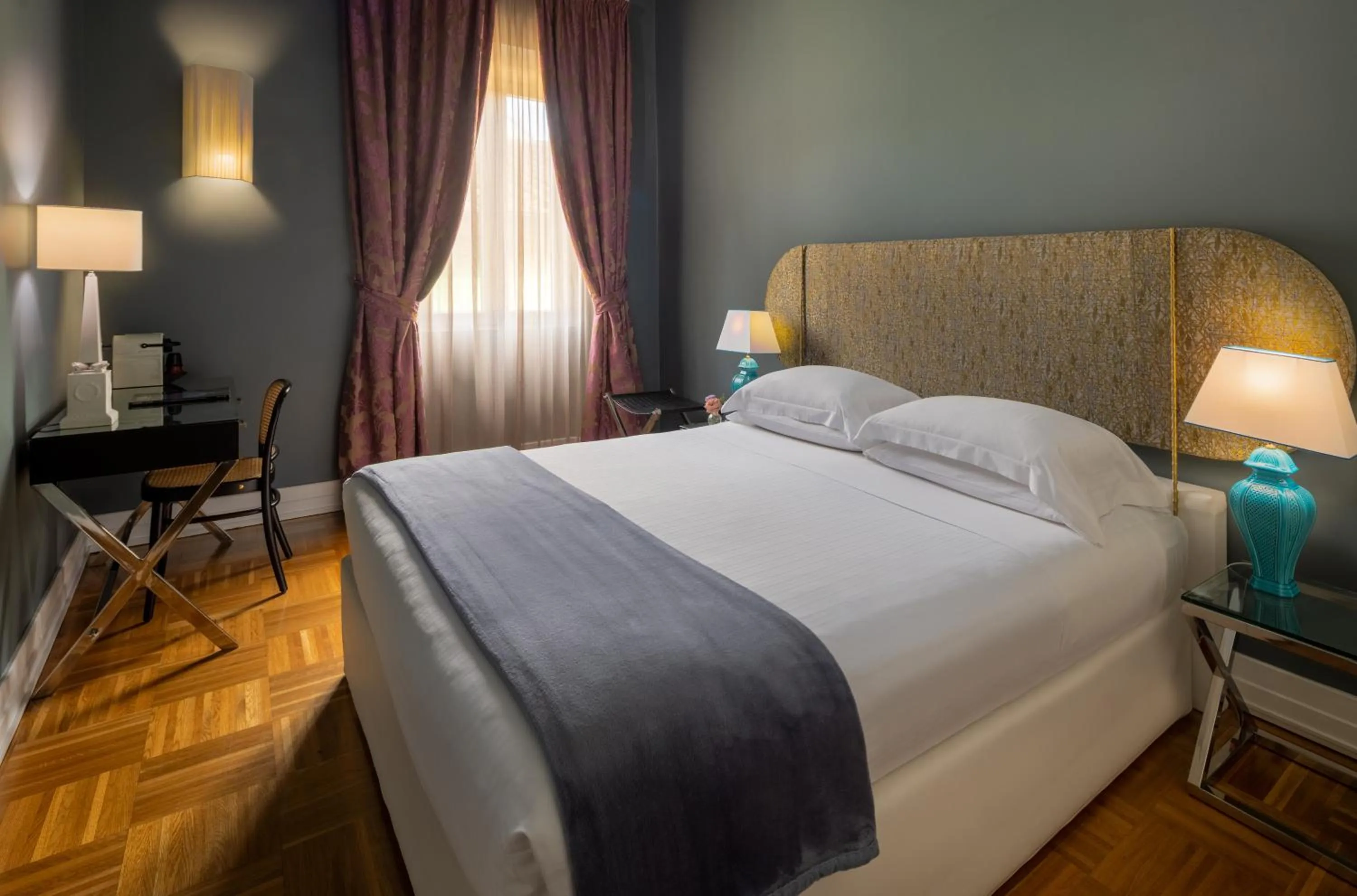 Photo of the whole room, Bed in Hotel Number Nine