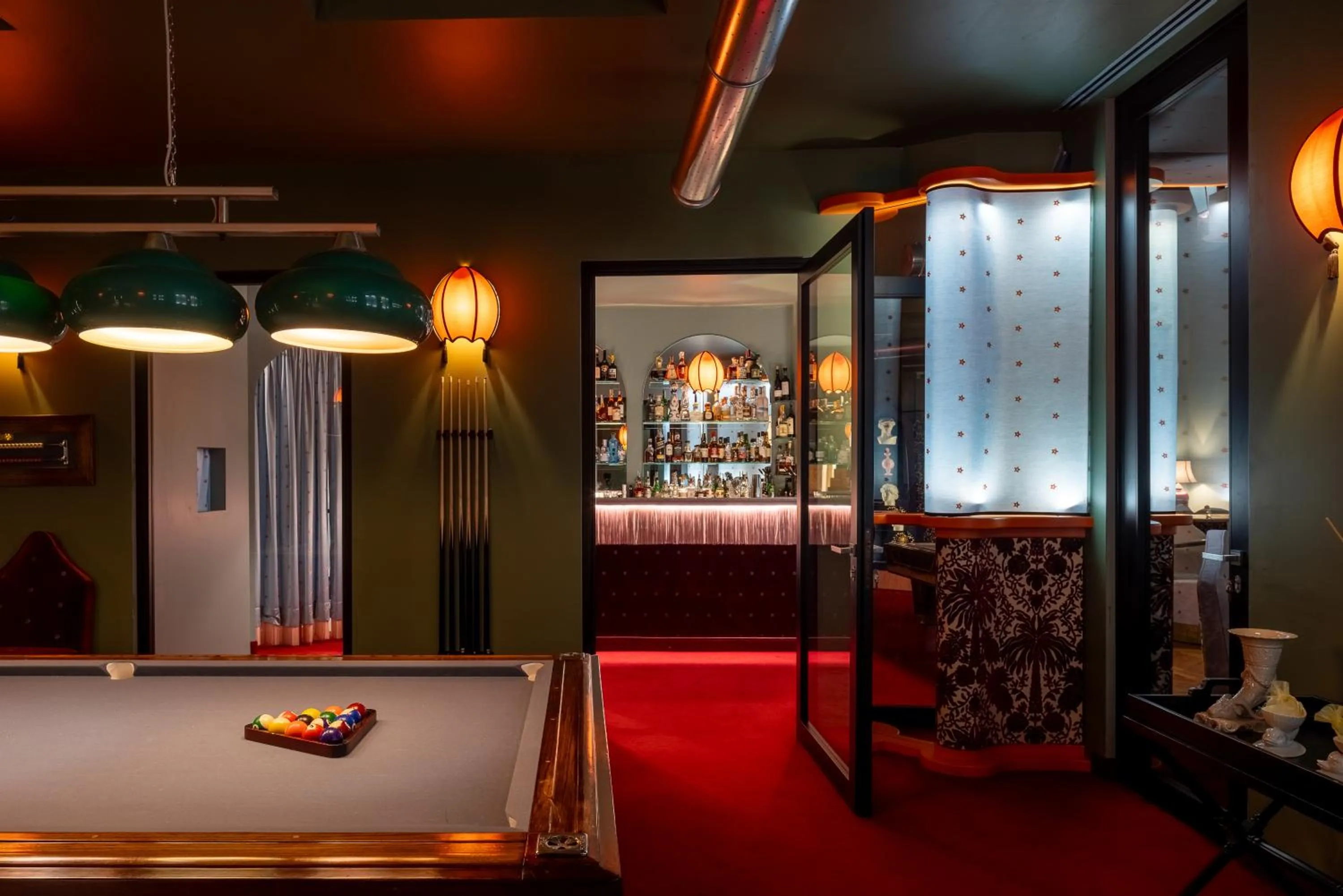 Billiard in Hotel Number Nine