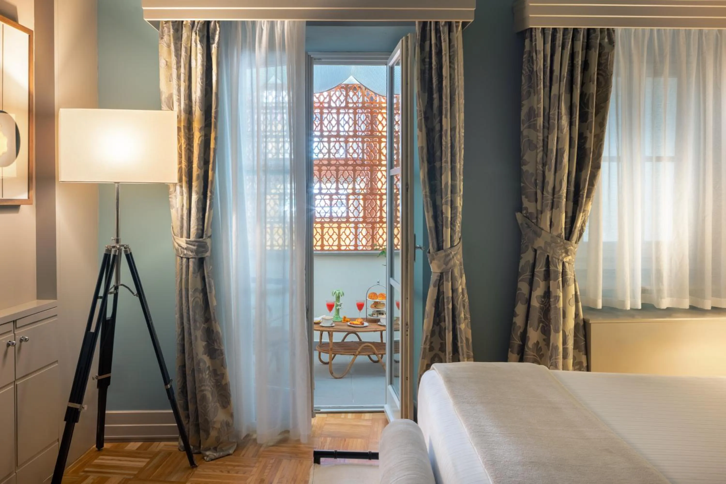 Photo of the whole room, Bed in Hotel Number Nine