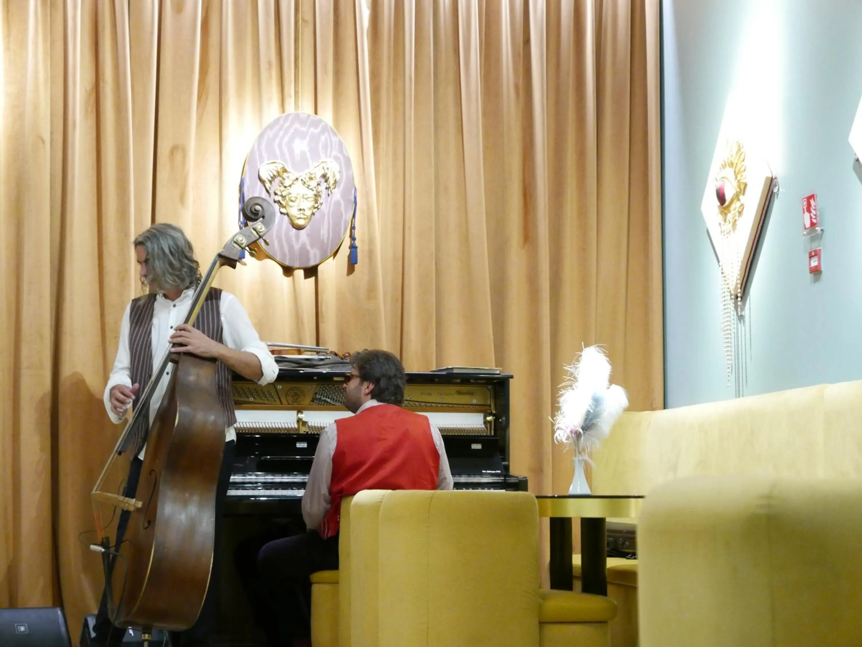 Restaurant/places to eat in Hotel Number Nine