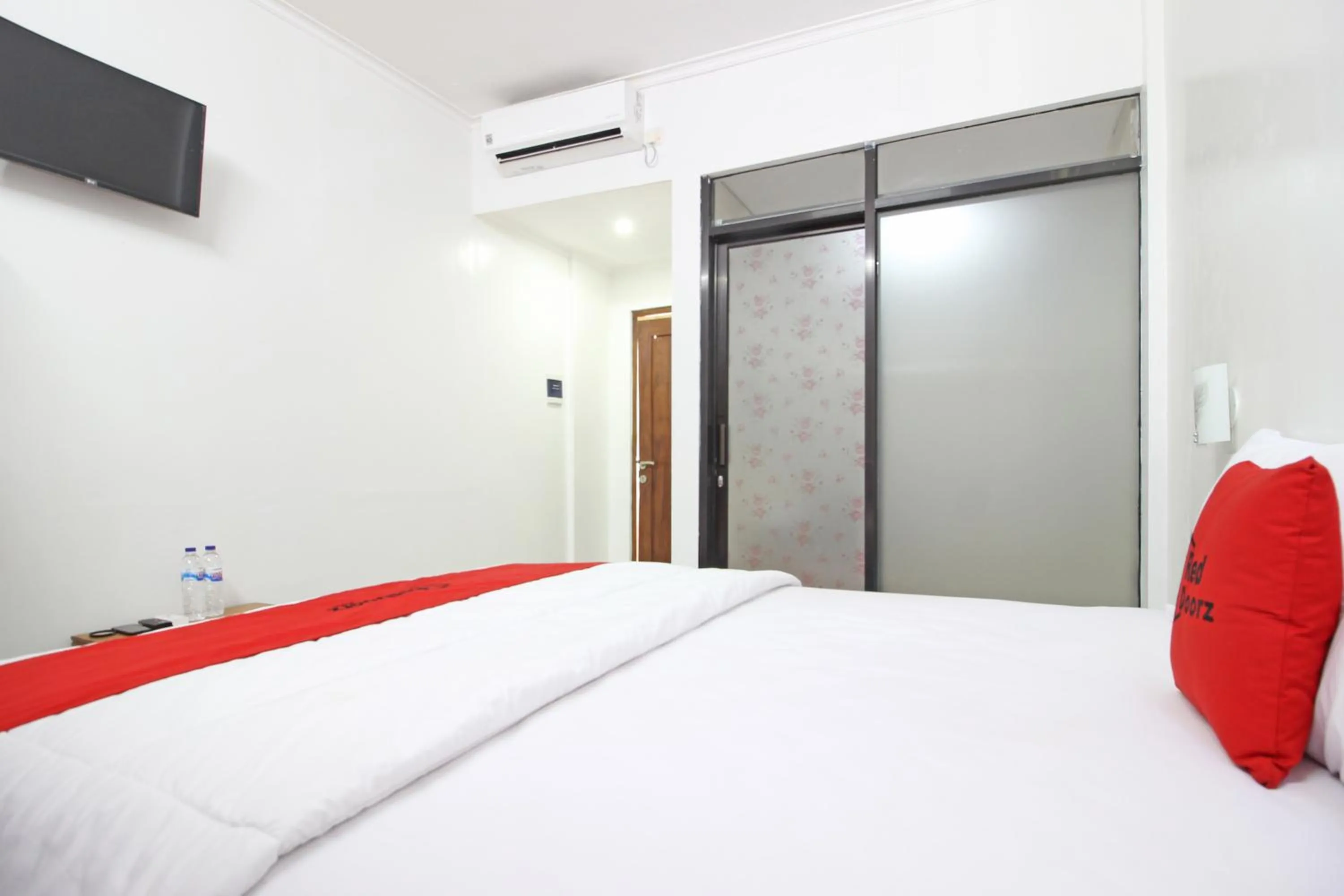 Bedroom, Bed in RedDoorz @ Jalan Ringroad Selatan