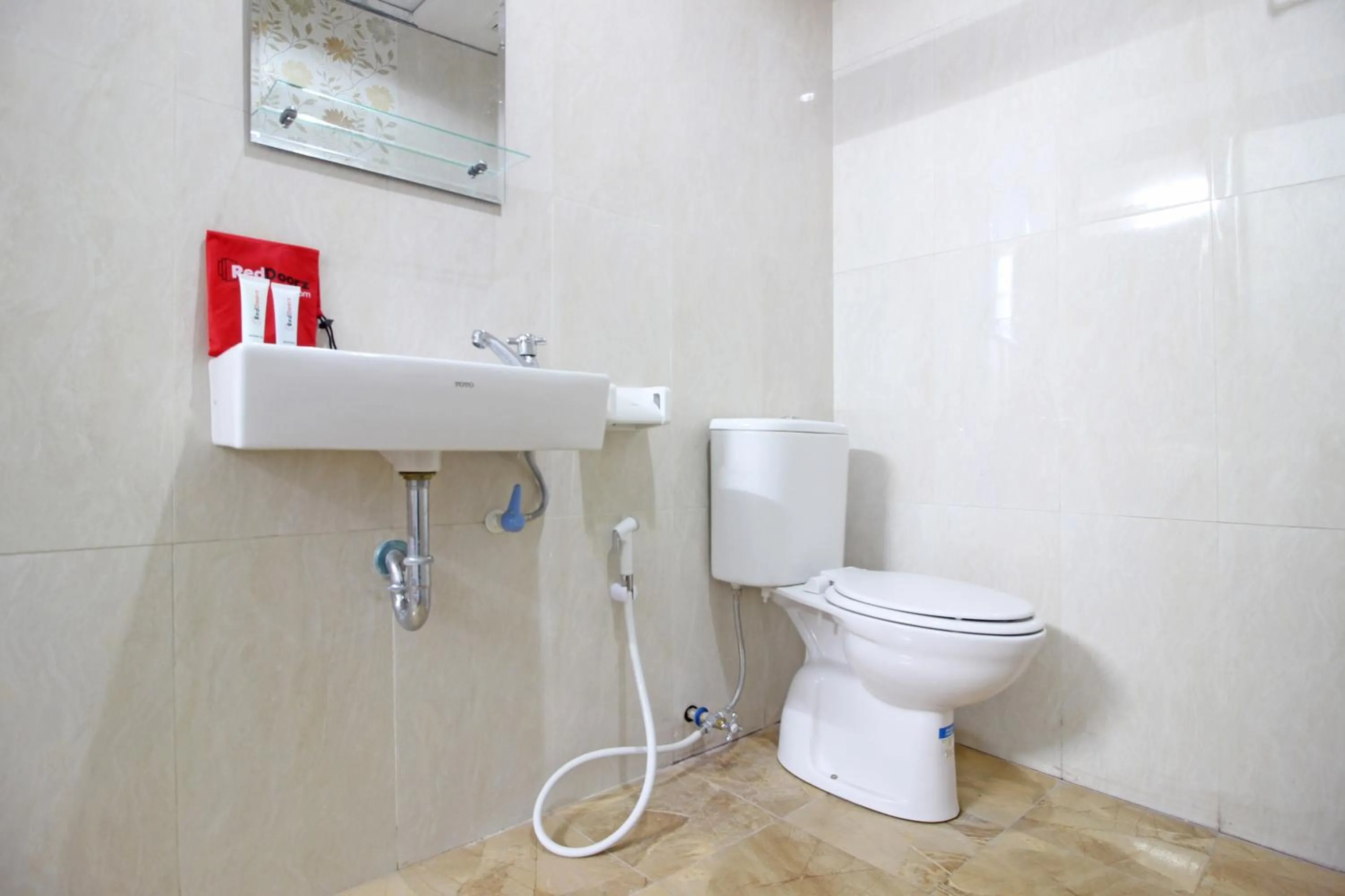 Bathroom in RedDoorz @ Jalan Ringroad Selatan