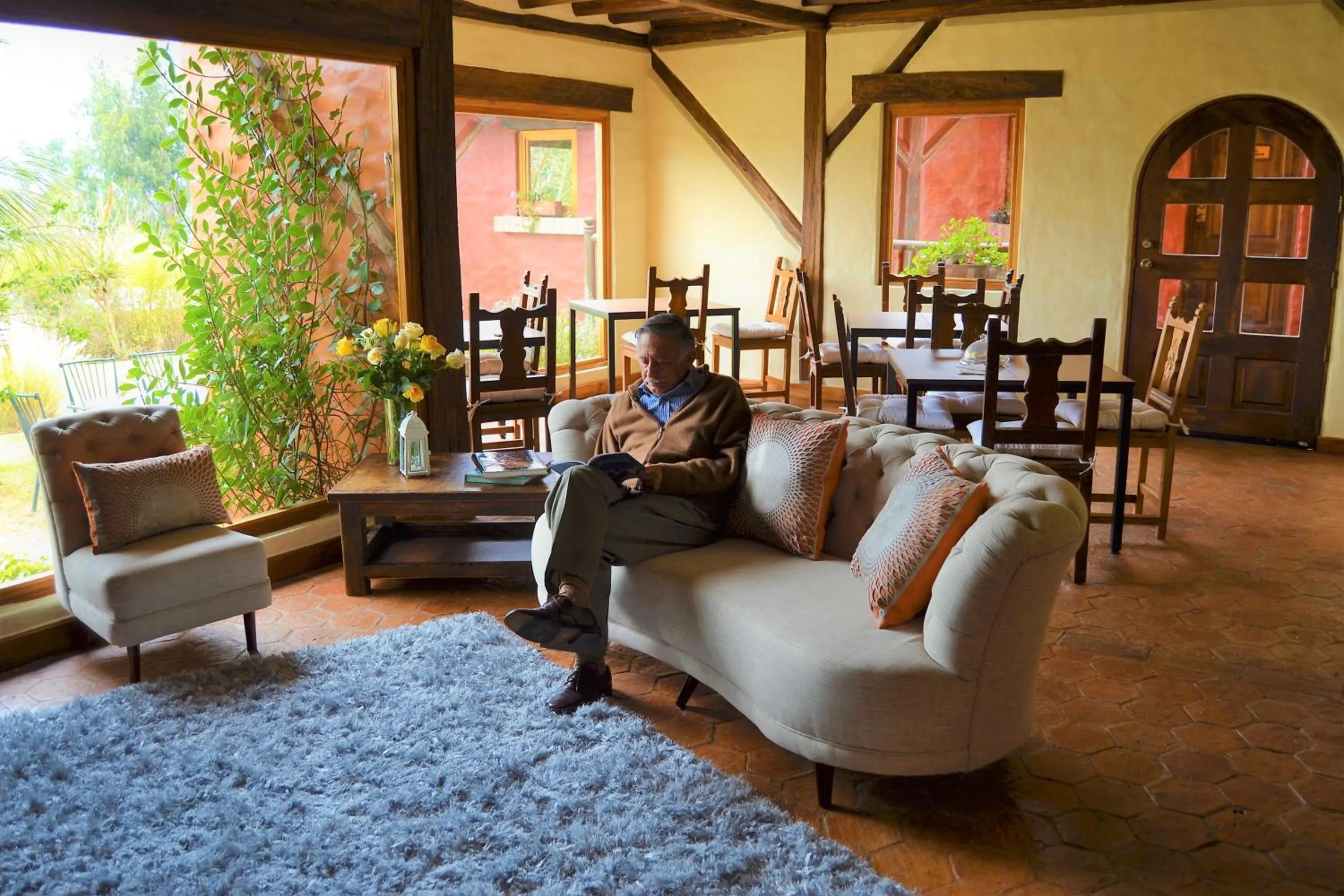Communal lounge/ TV room in Ilatoa Lodge