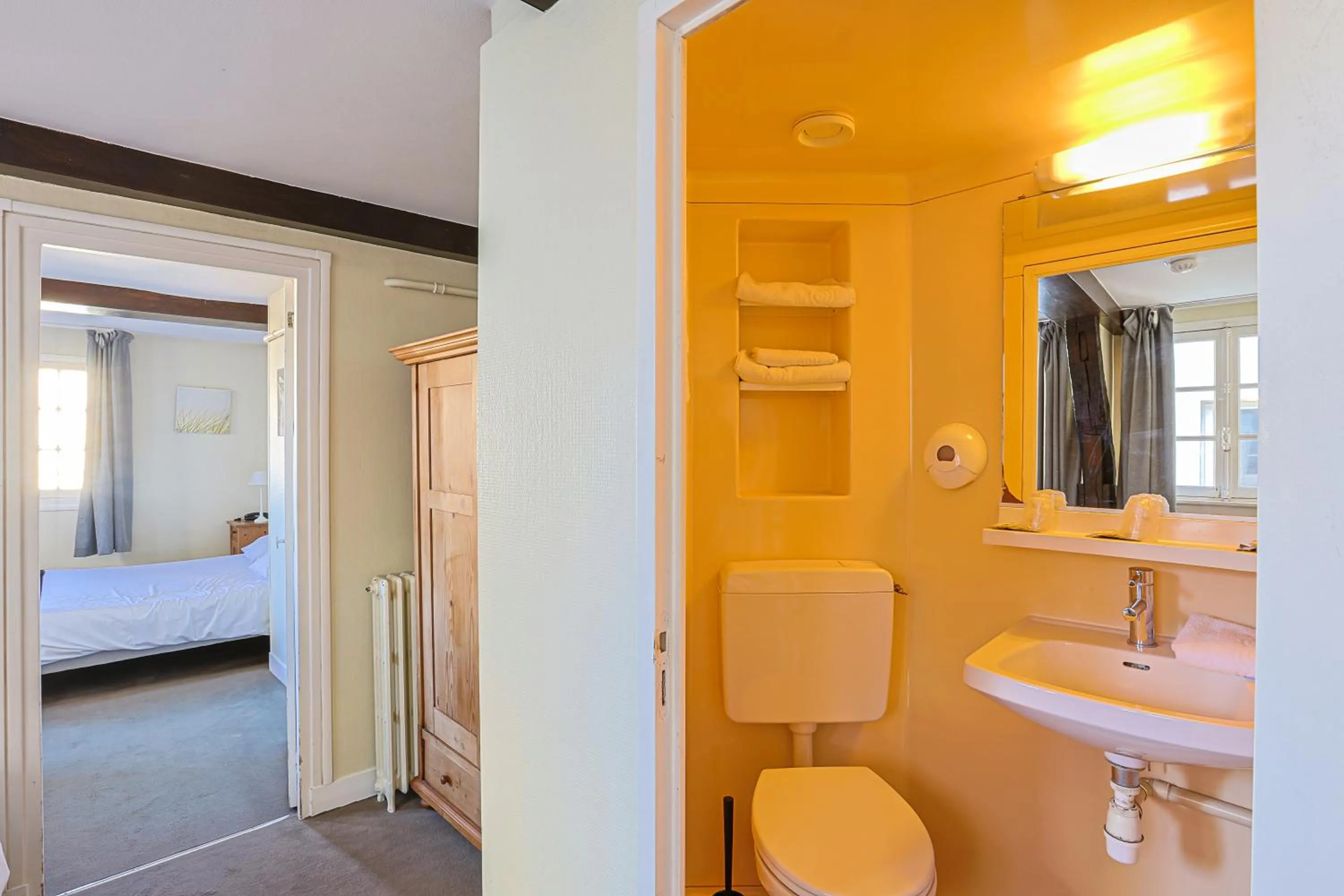 Bathroom, Bed in Hôtel François d'O