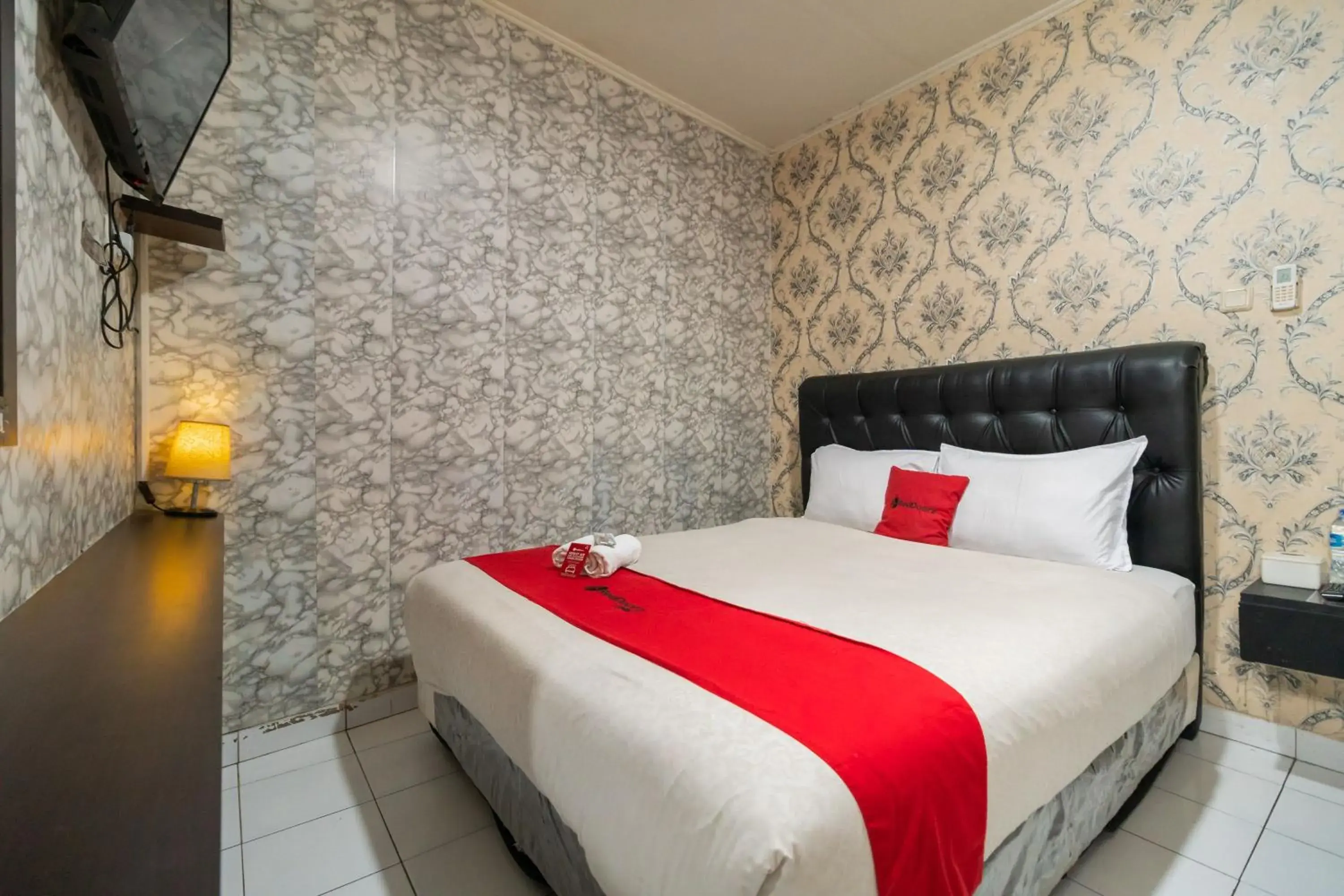 Standard Double Room in RedDoorz near Tomang 2 Standard Double Room in RedDoorz near Tomang 2