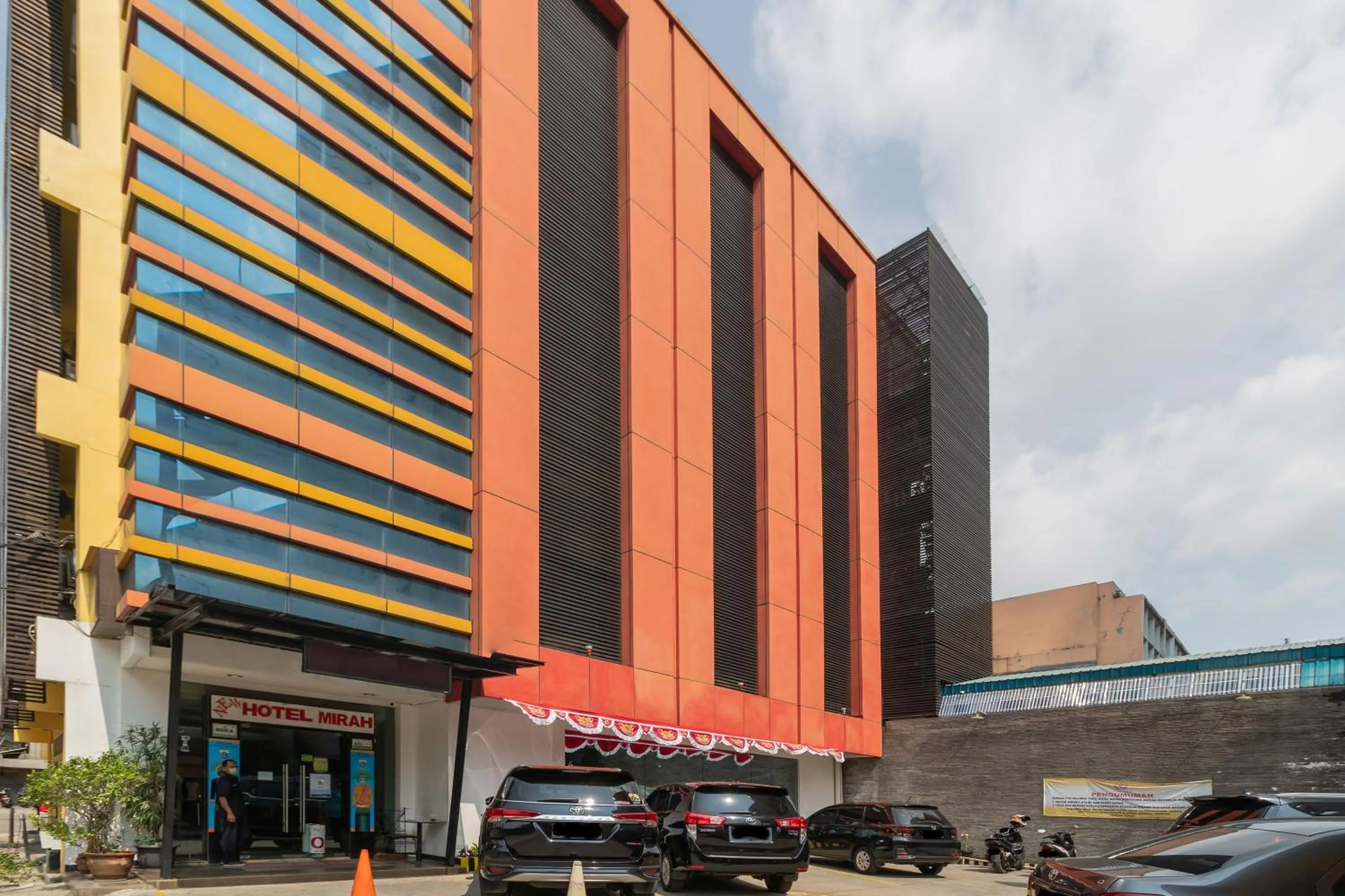 Property building in RedDoorz at Jalan Gunung Sahari