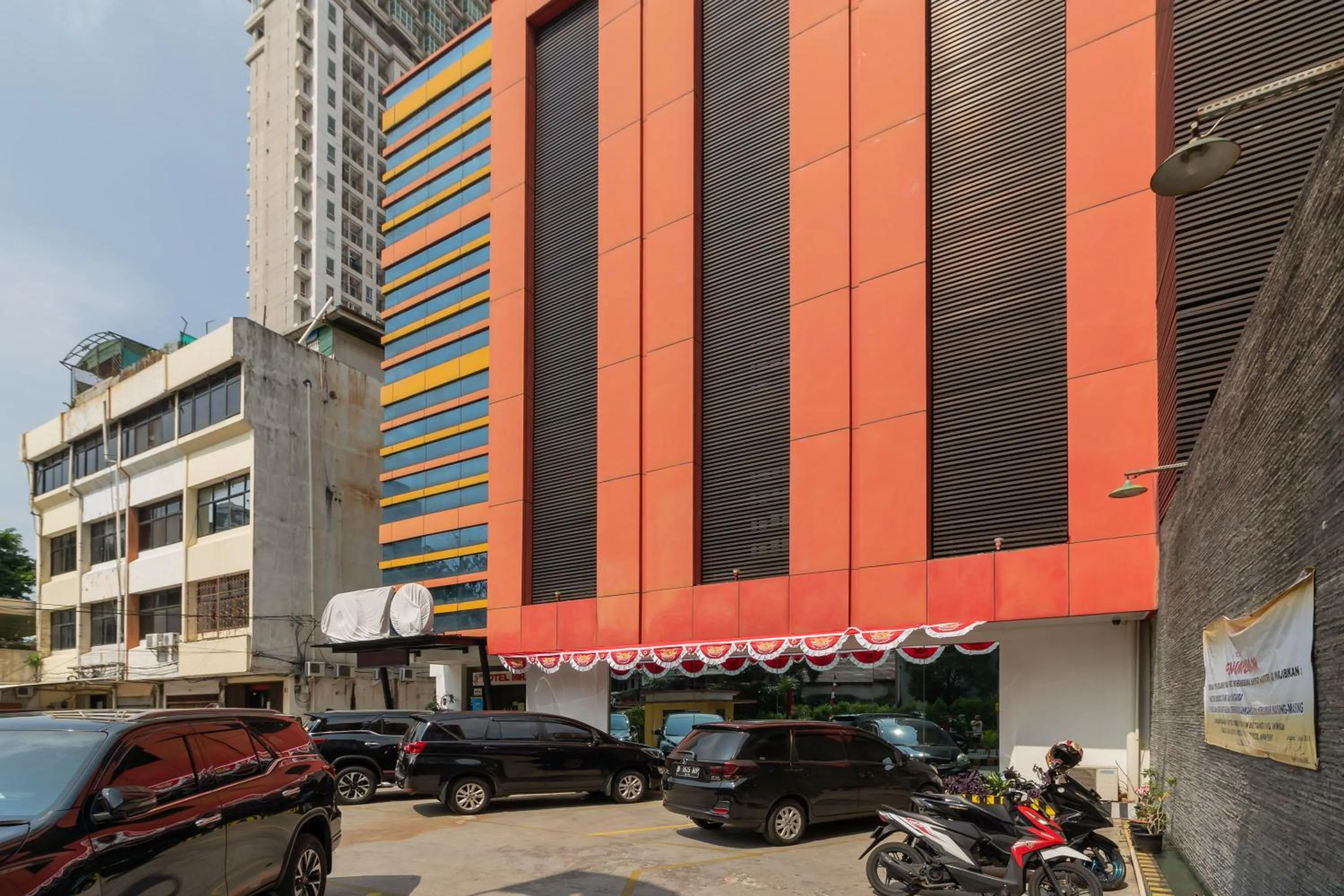 Property building in RedDoorz at Jalan Gunung Sahari