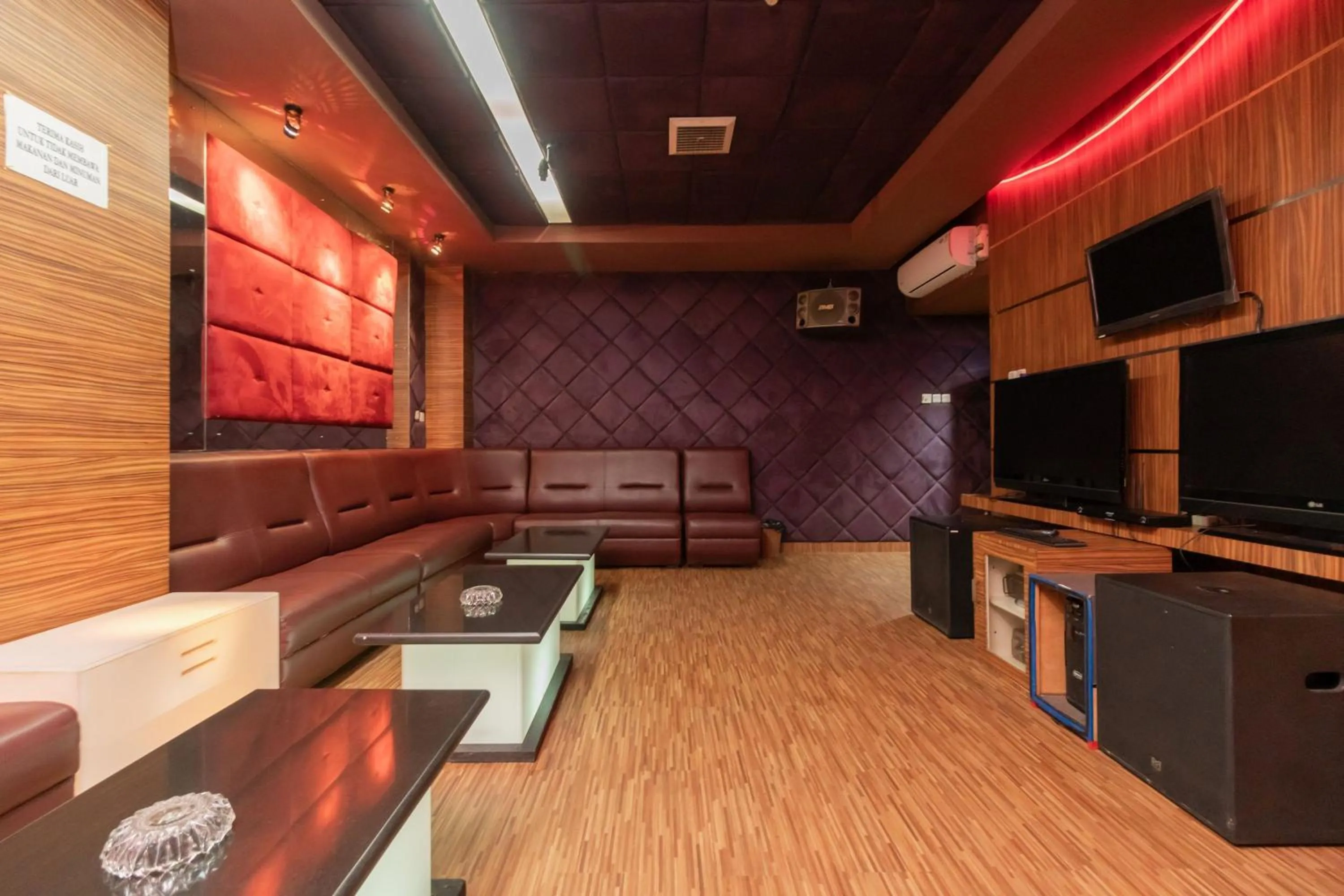 Communal lounge/ TV room in RedDoorz at Jalan Gunung Sahari