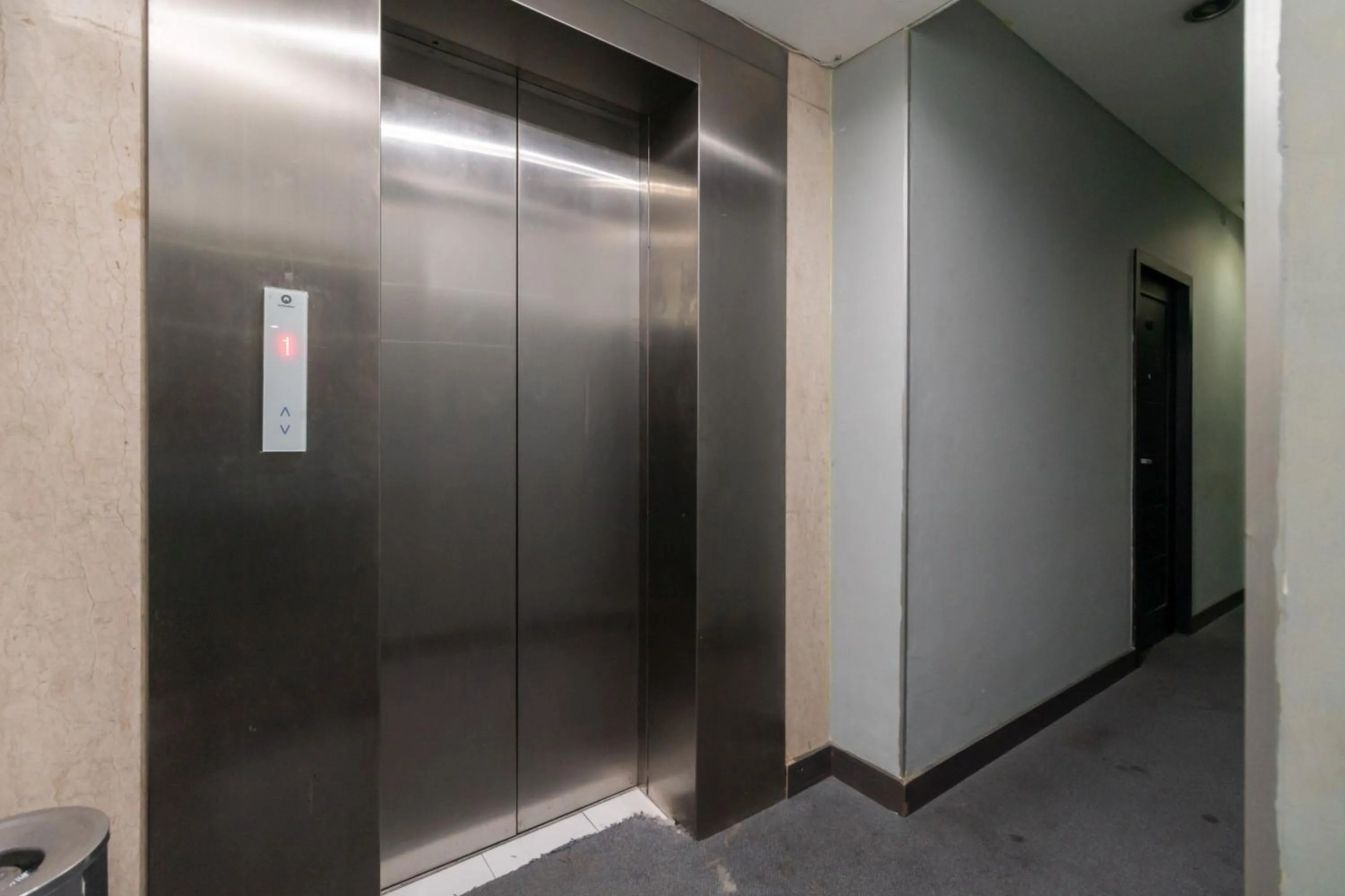 elevator in RedDoorz at Jalan Gunung Sahari
