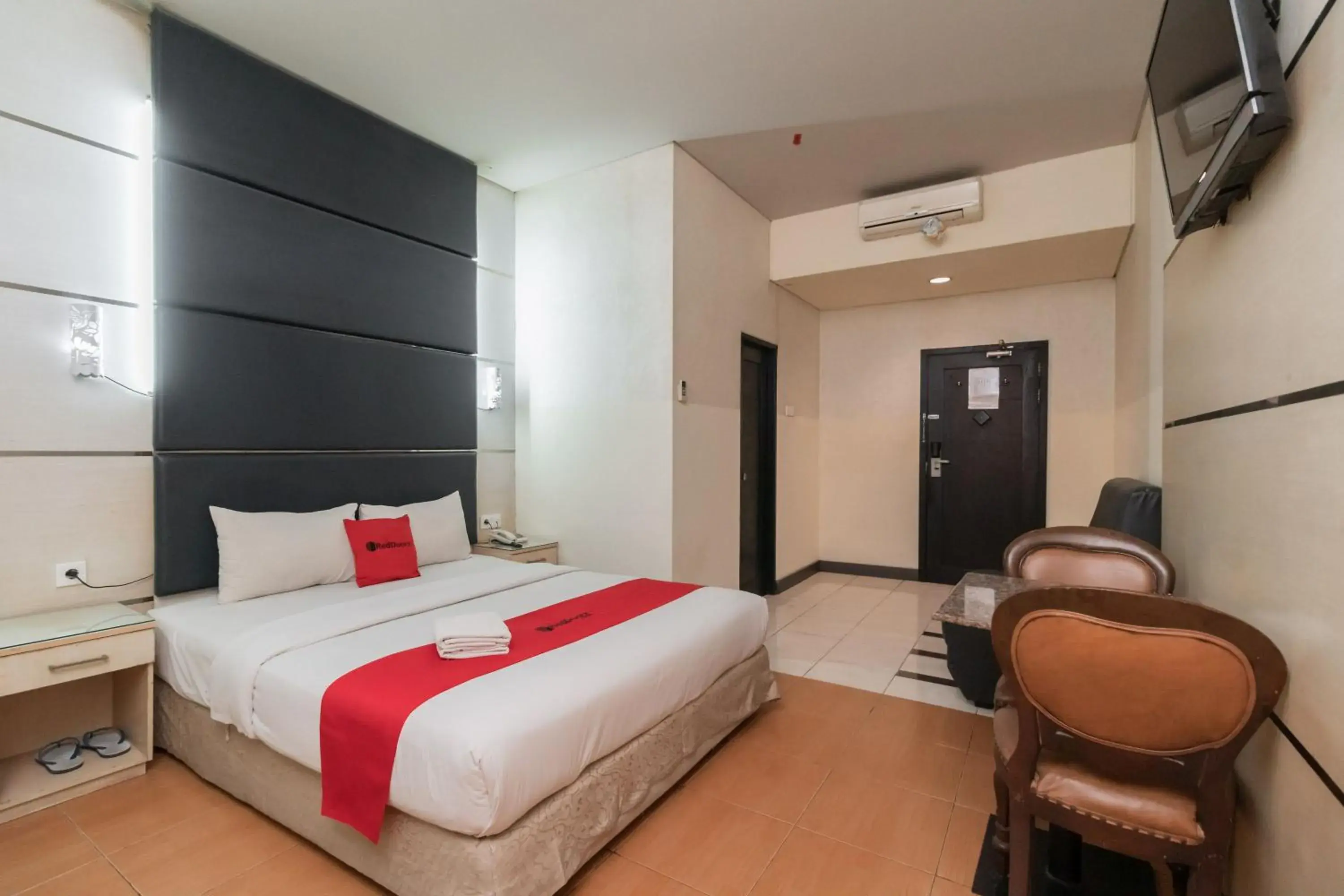 Bedroom, Bed in RedDoorz at Jalan Gunung Sahari Bedroom, Bed in RedDoorz at Jalan Gunung Sahari