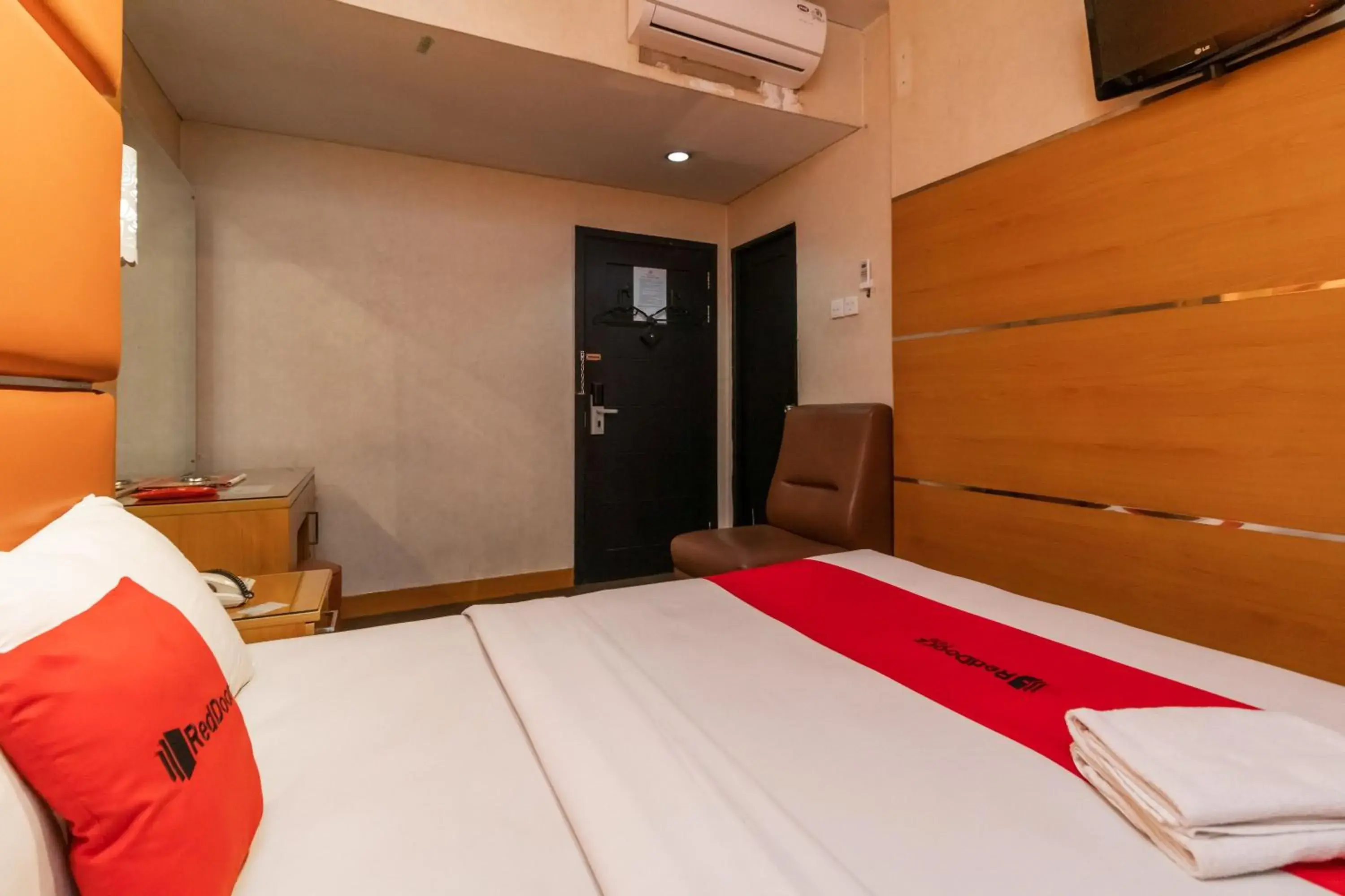 Bedroom, Bed in RedDoorz at Jalan Gunung Sahari Bedroom, Bed in RedDoorz at Jalan Gunung Sahari