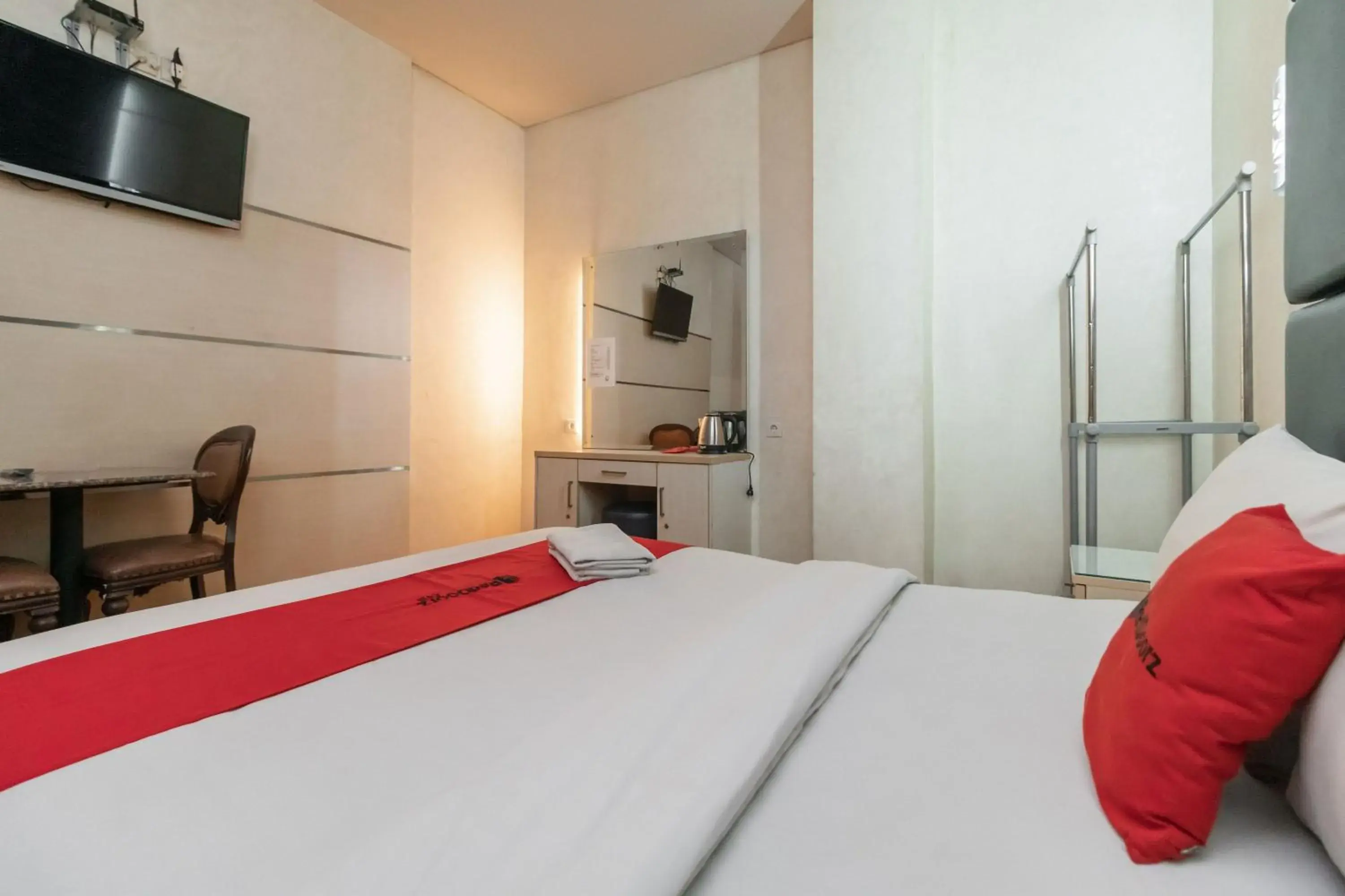 Bedroom, Bed in RedDoorz at Jalan Gunung Sahari Bedroom, Bed in RedDoorz at Jalan Gunung Sahari