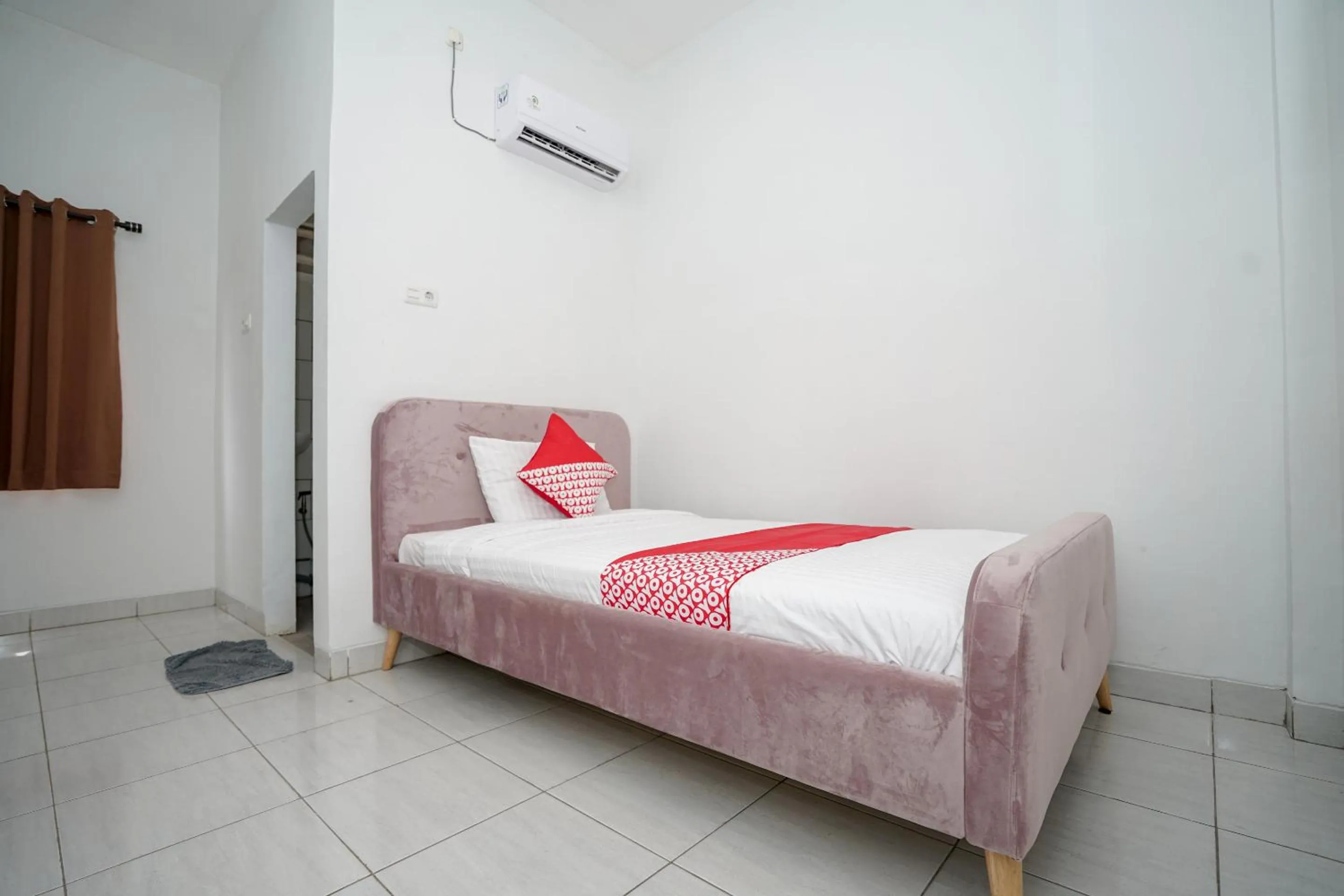 Bedroom in OYO 183 The Pipe House