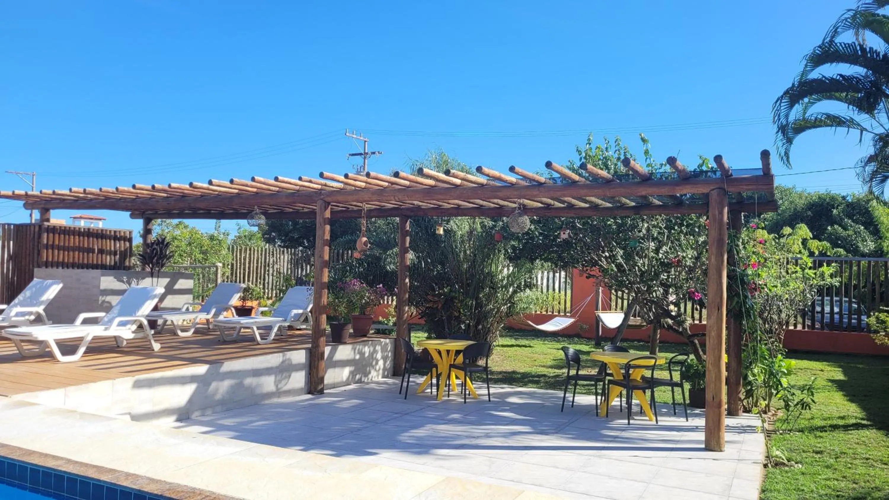 Pool view in Pousada Coral de Fogo