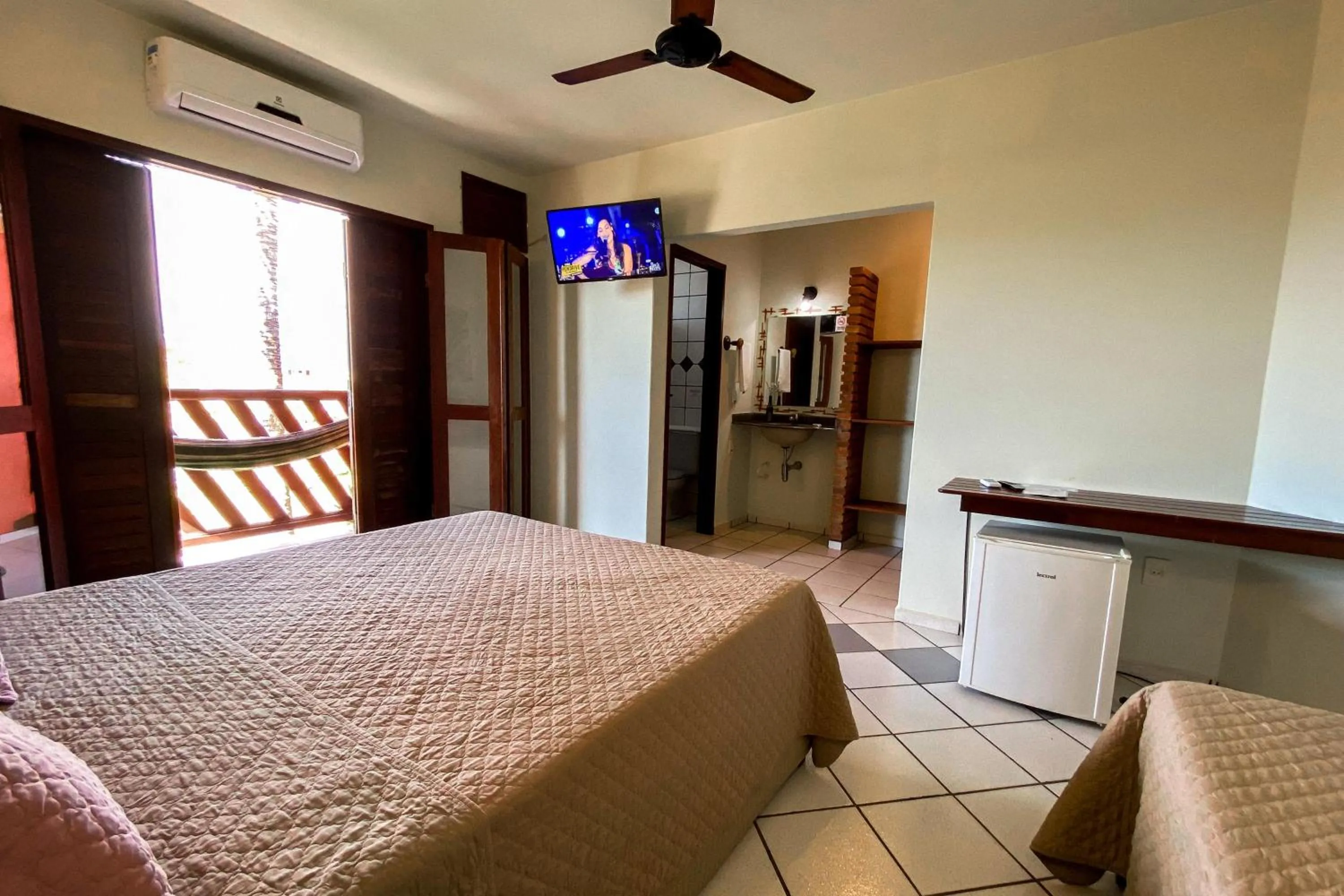 Photo of the whole room, Bed in Pousada Coral de Fogo