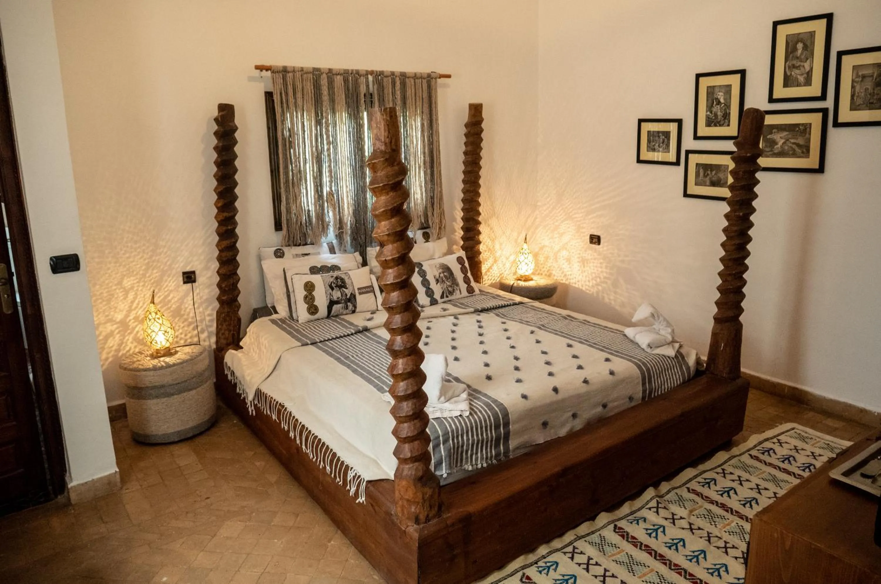 Photo of the whole room, Bed in Riad les Ammonites and Spa