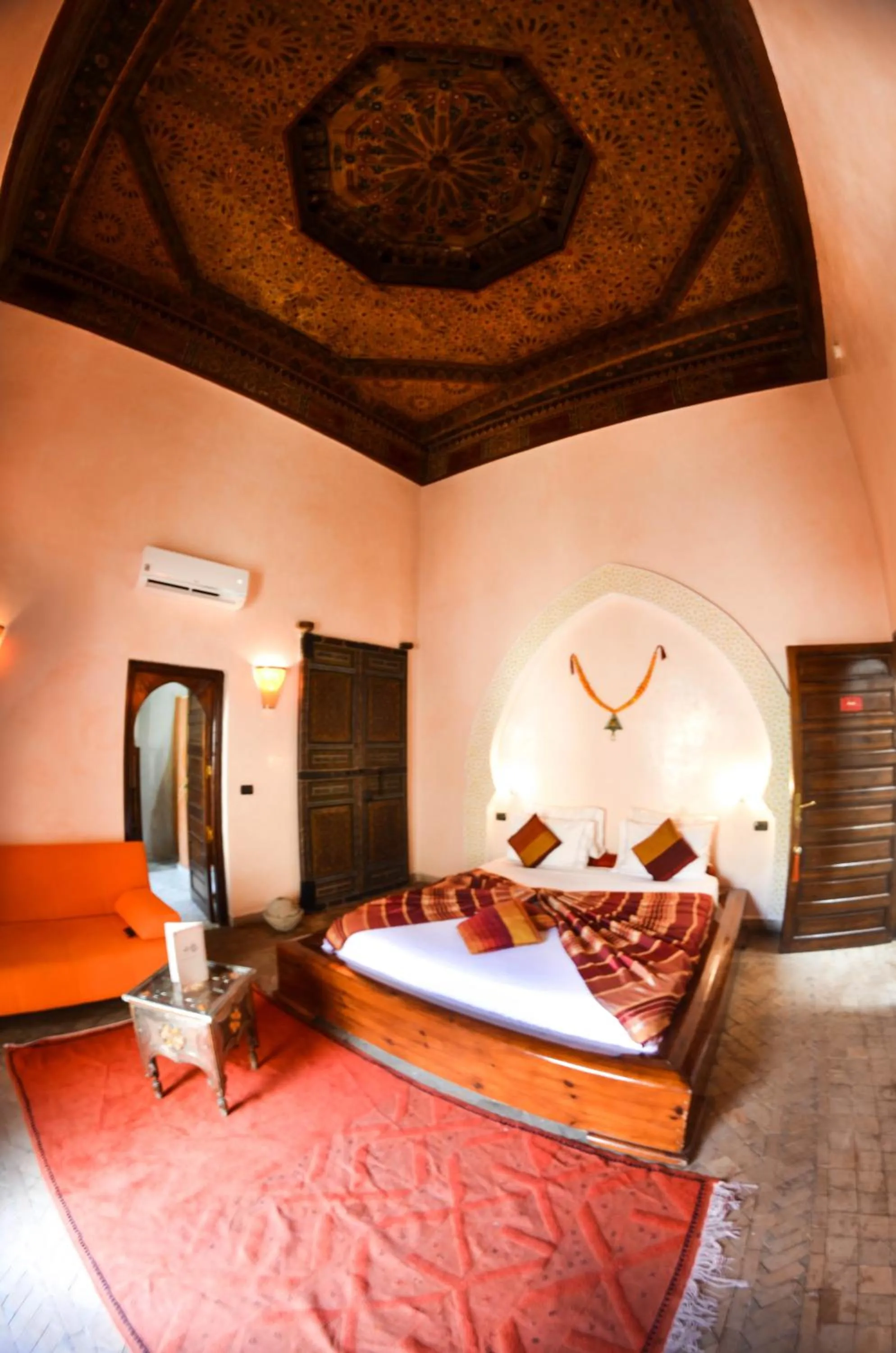 Photo of the whole room, Bed in Riad les Ammonites and Spa