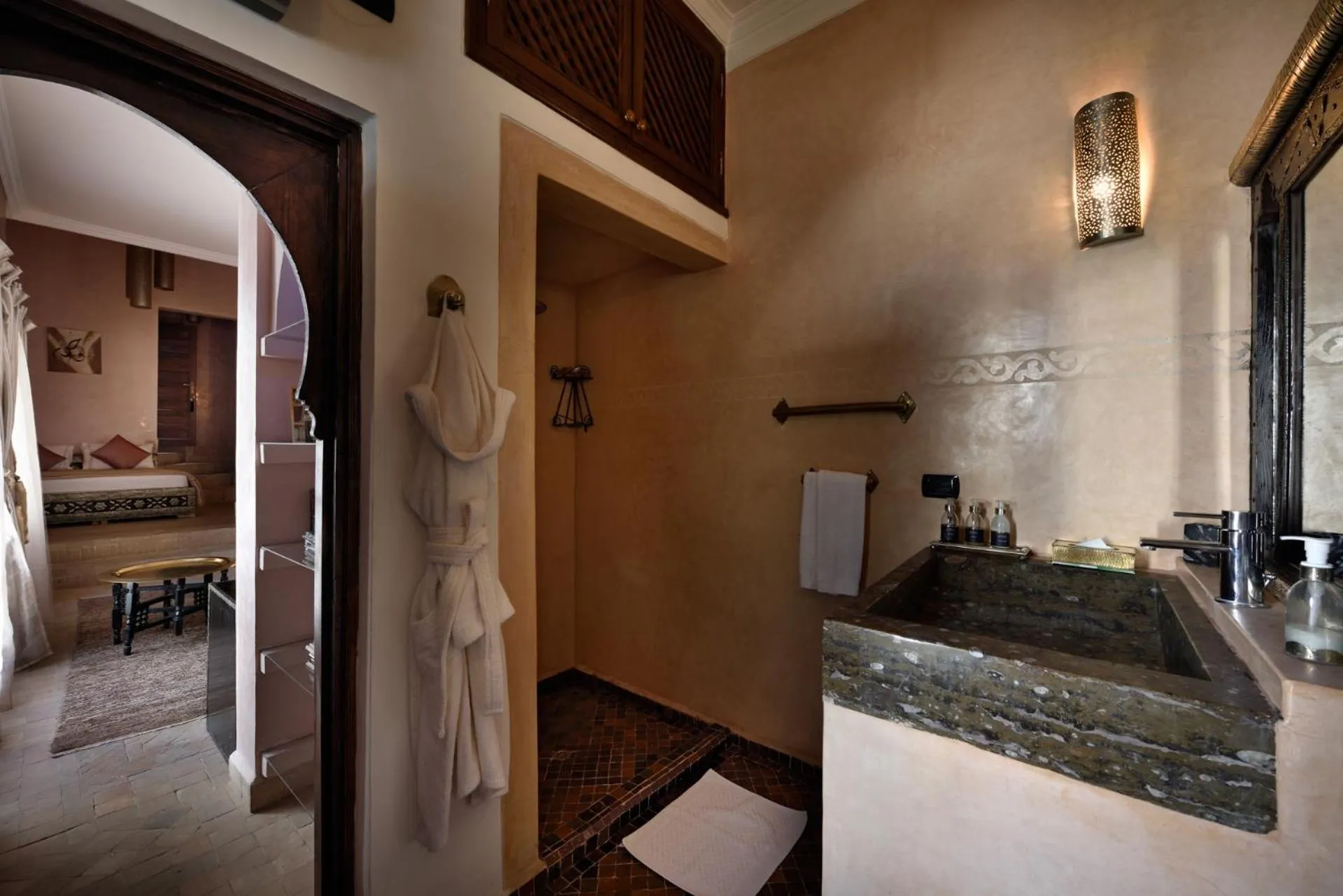 Bathroom in Riad les Ammonites and Spa