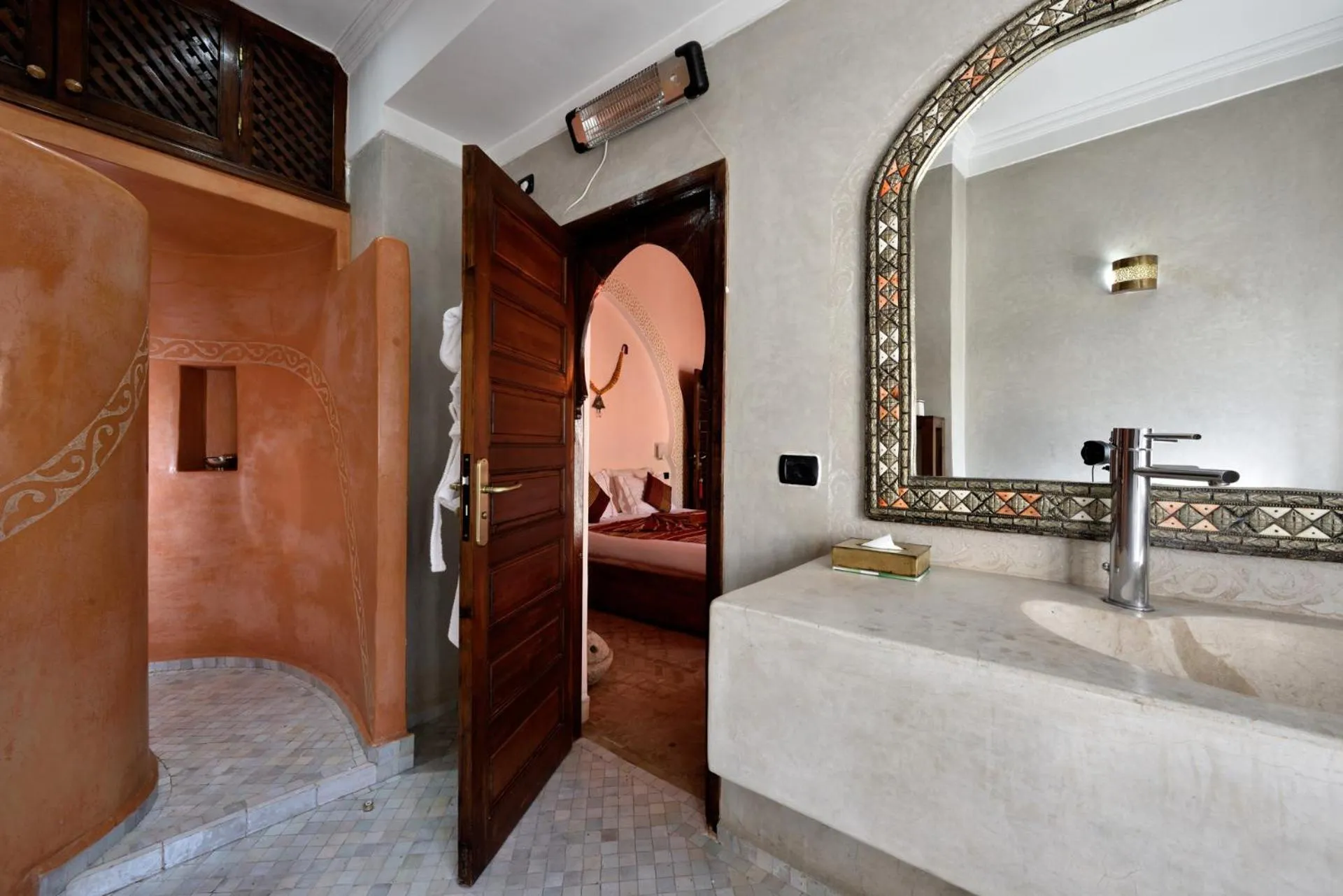 Bathroom, Bed in Riad les Ammonites and Spa