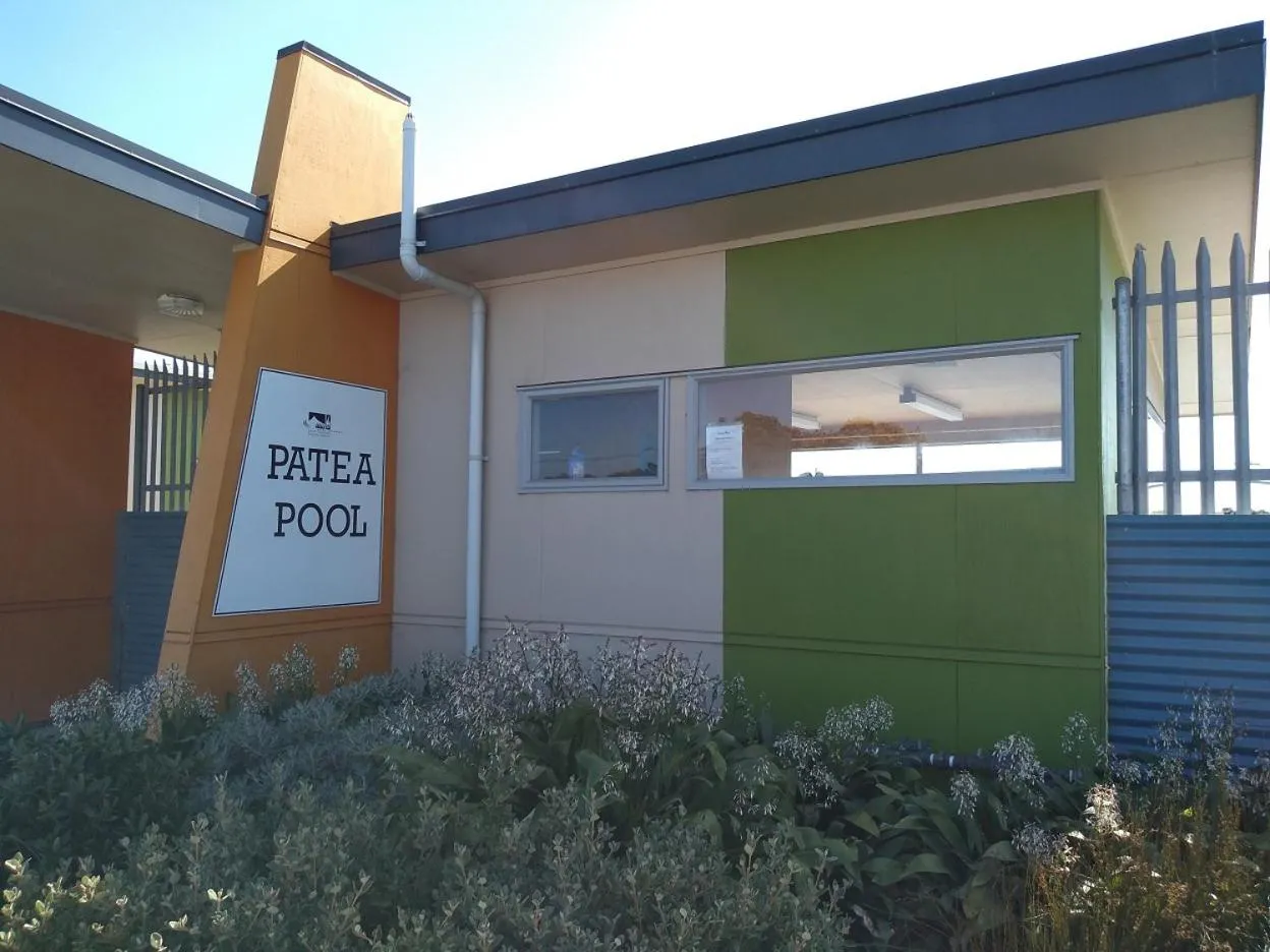 Swimming pool in Ironsands B&B