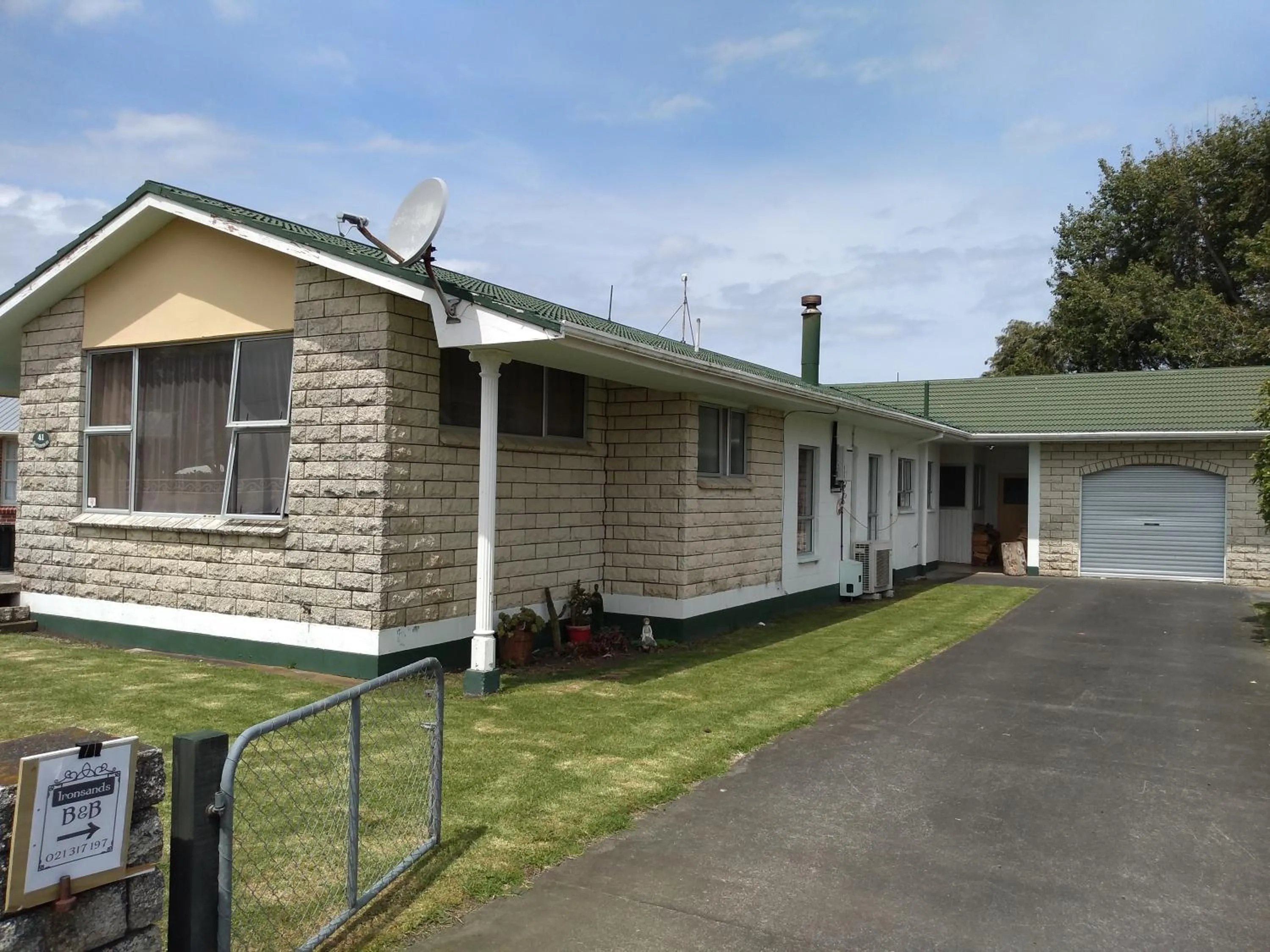 Facade/entrance in Ironsands B&B