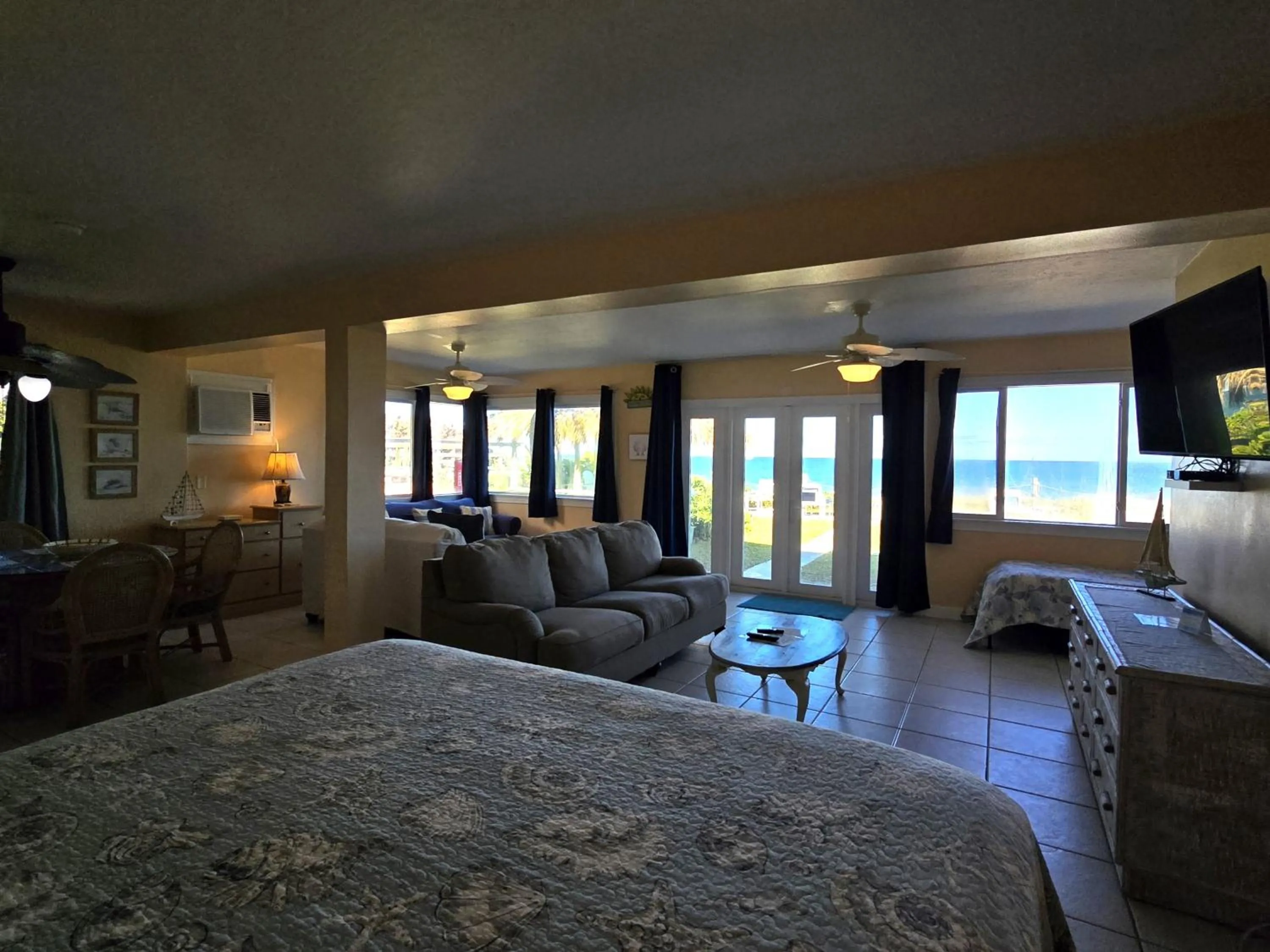 Sea view, Bed in Oceanfront Sea Scape Motel