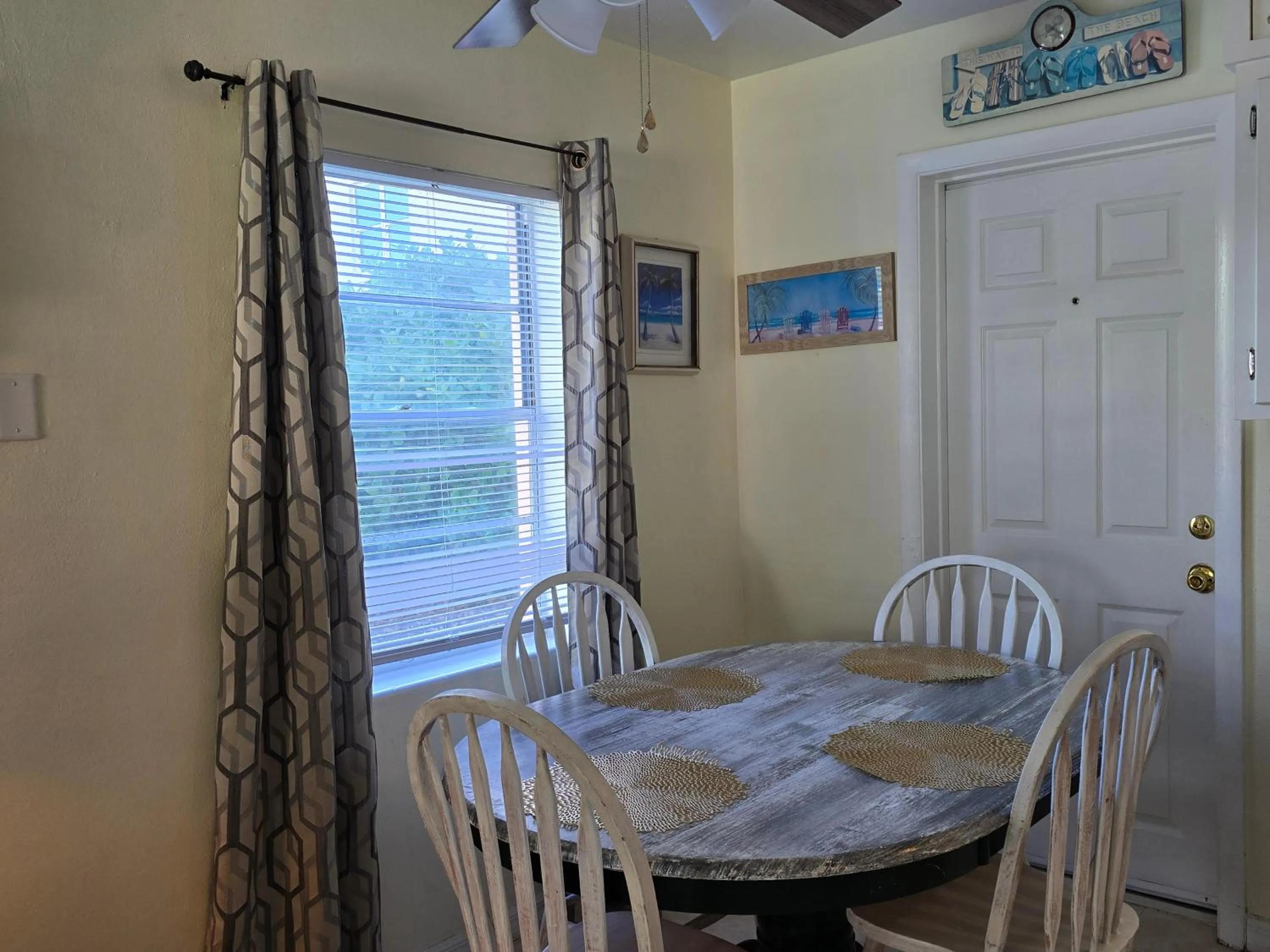 Dining area in Oceanfront Sea Scape Motel