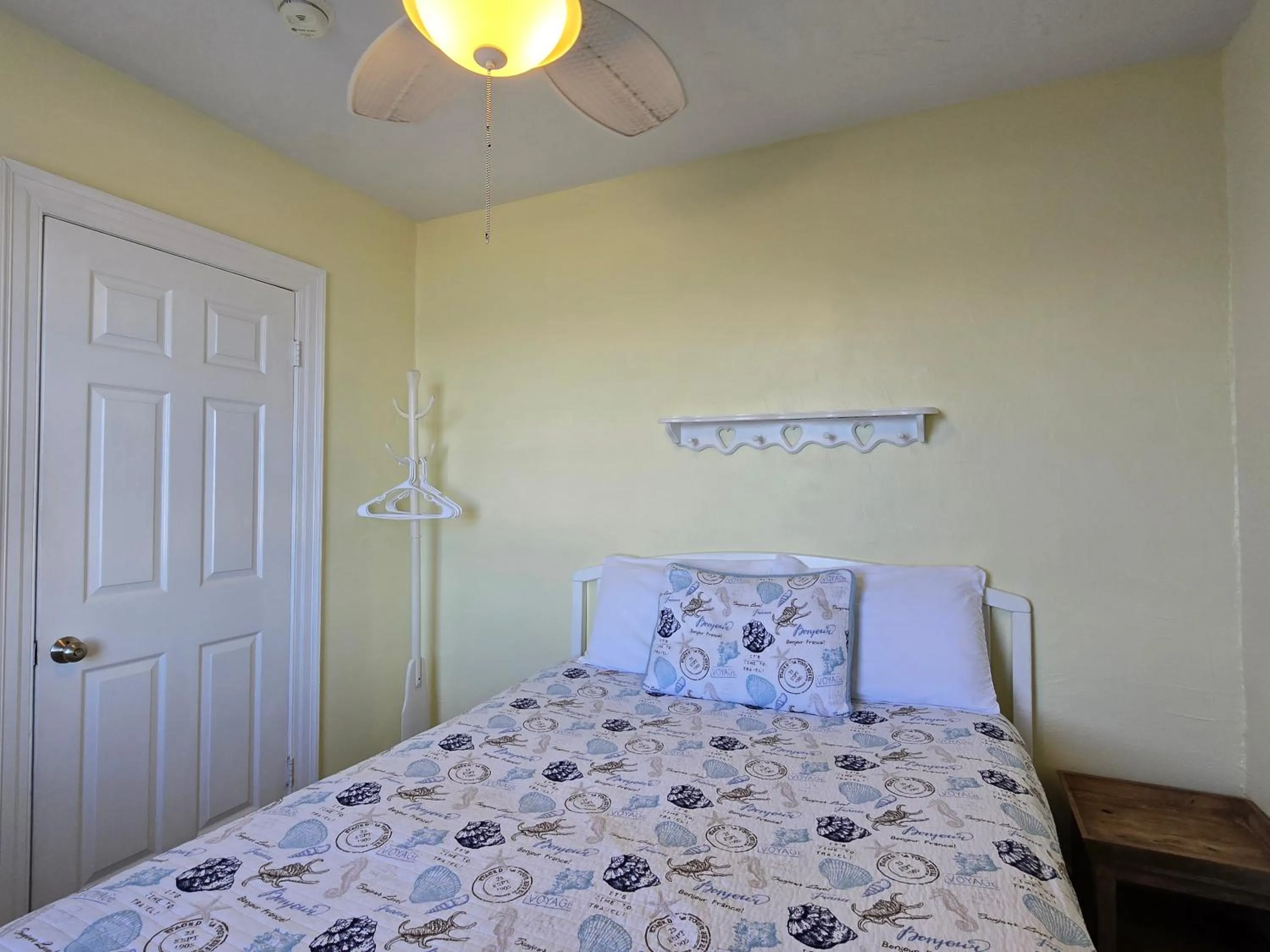 Bedroom, Bed in Oceanfront Sea Scape Motel
