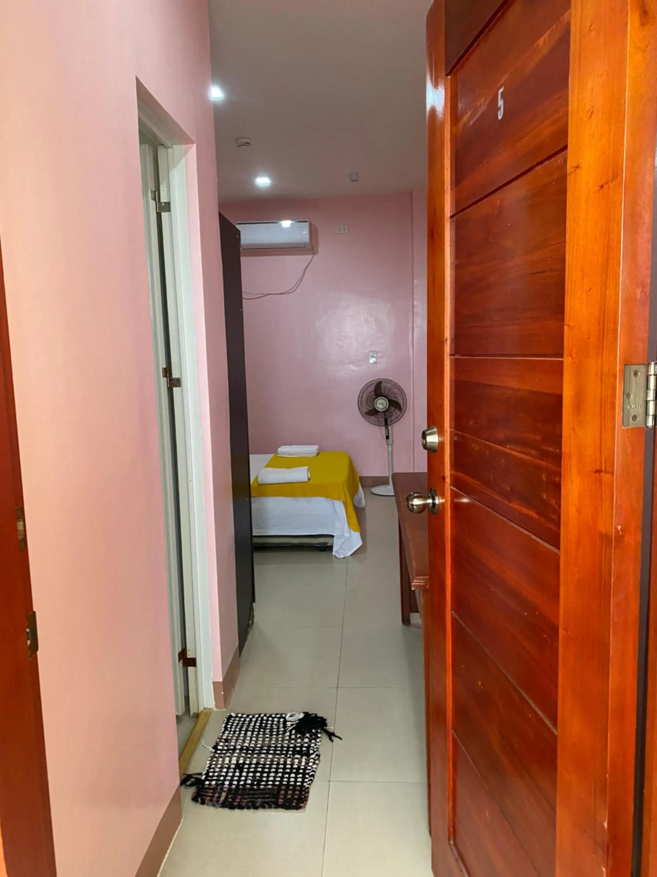 Bed in Kellocks' Seaview Apartelle