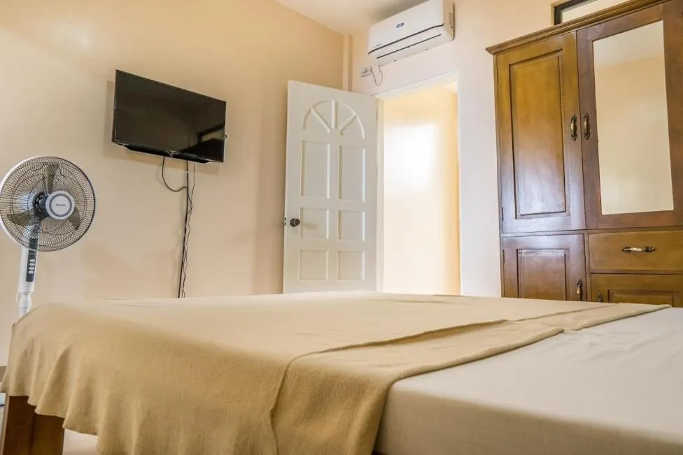 Bed in Kellocks' Seaview Apartelle