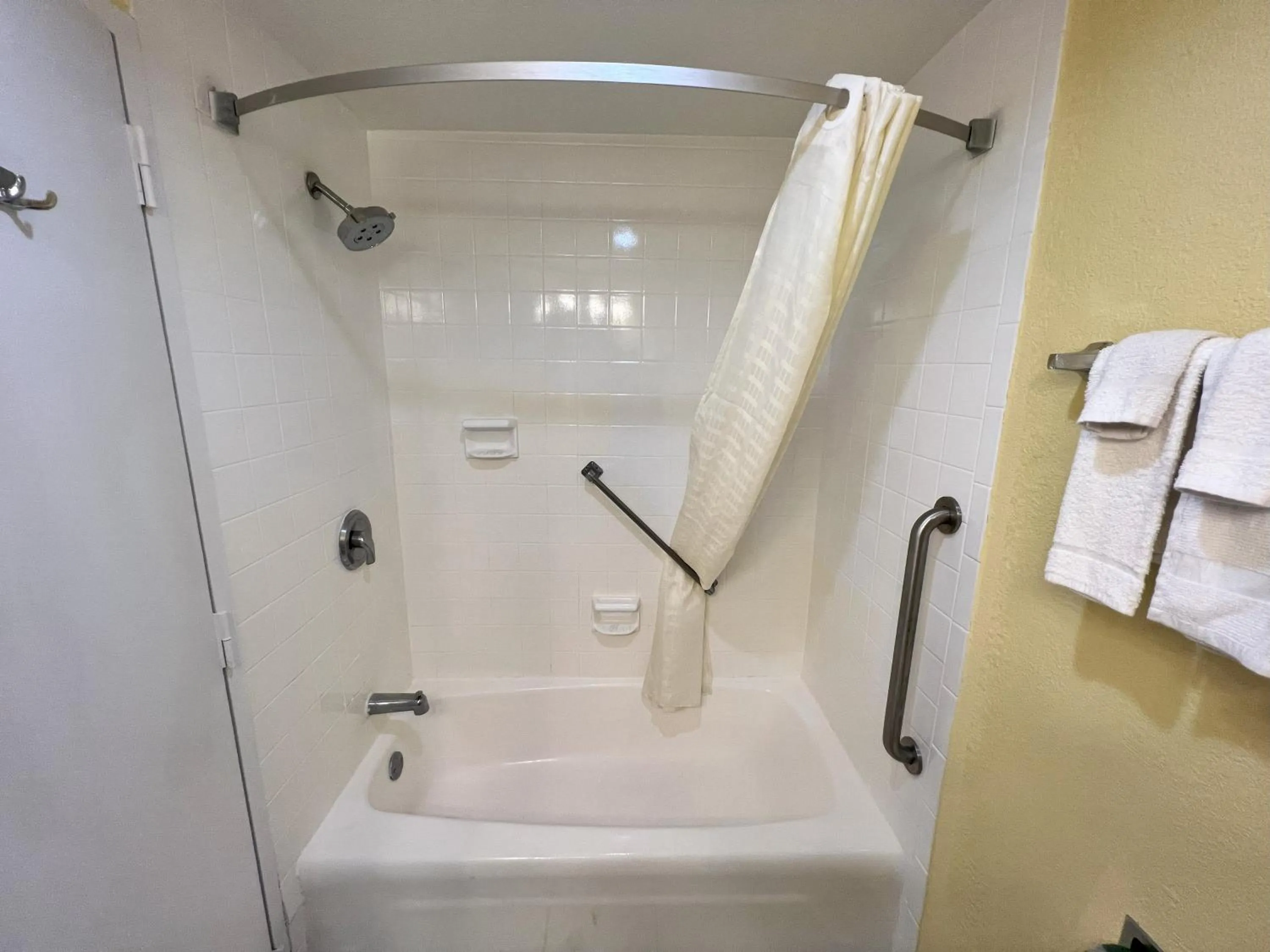 Shower in Countryside Suites Kansas City Independence I-70 East Sports Complex Hotel